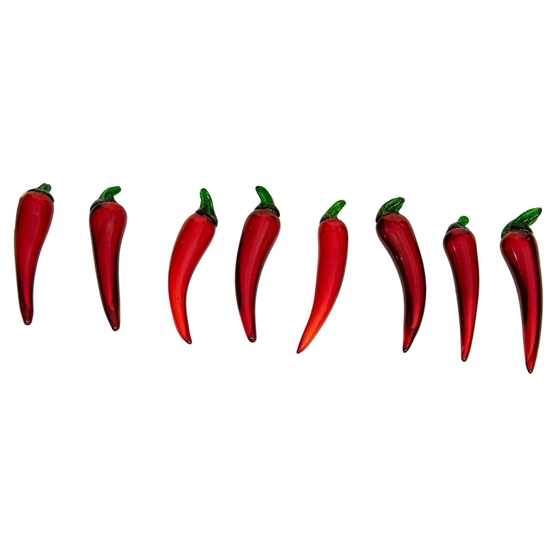 Pimientos picantes rojos de cristal, creados como reposacuchillos. Agradable, útil y muy bonito, también para la decoración inusual de la mesa.



ref. O/7523.