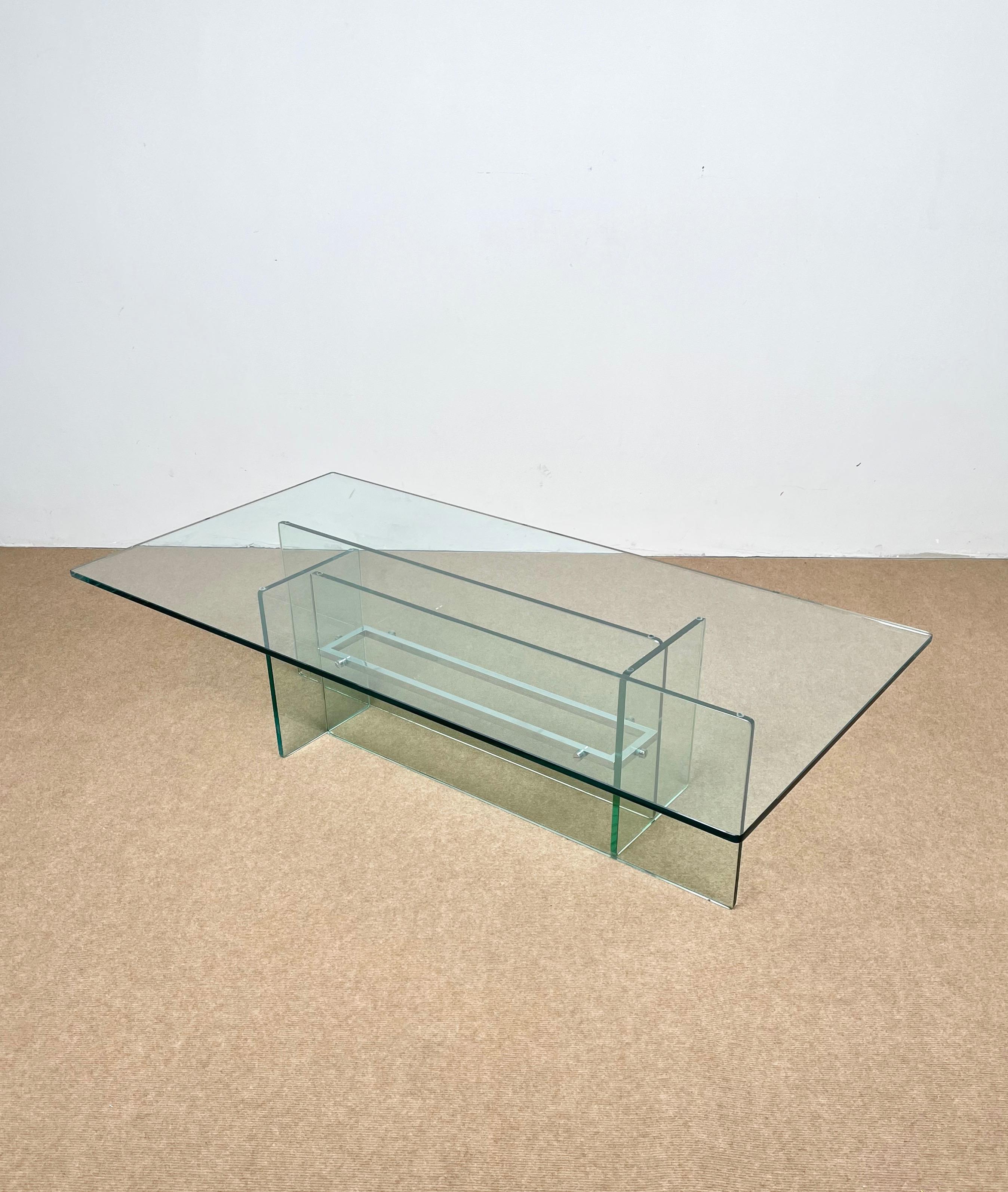 Table basse rectangulaire en verre avec détails chromés attribuée à Fontana Arte. 

Fabriqué en Italie dans les années 1970.