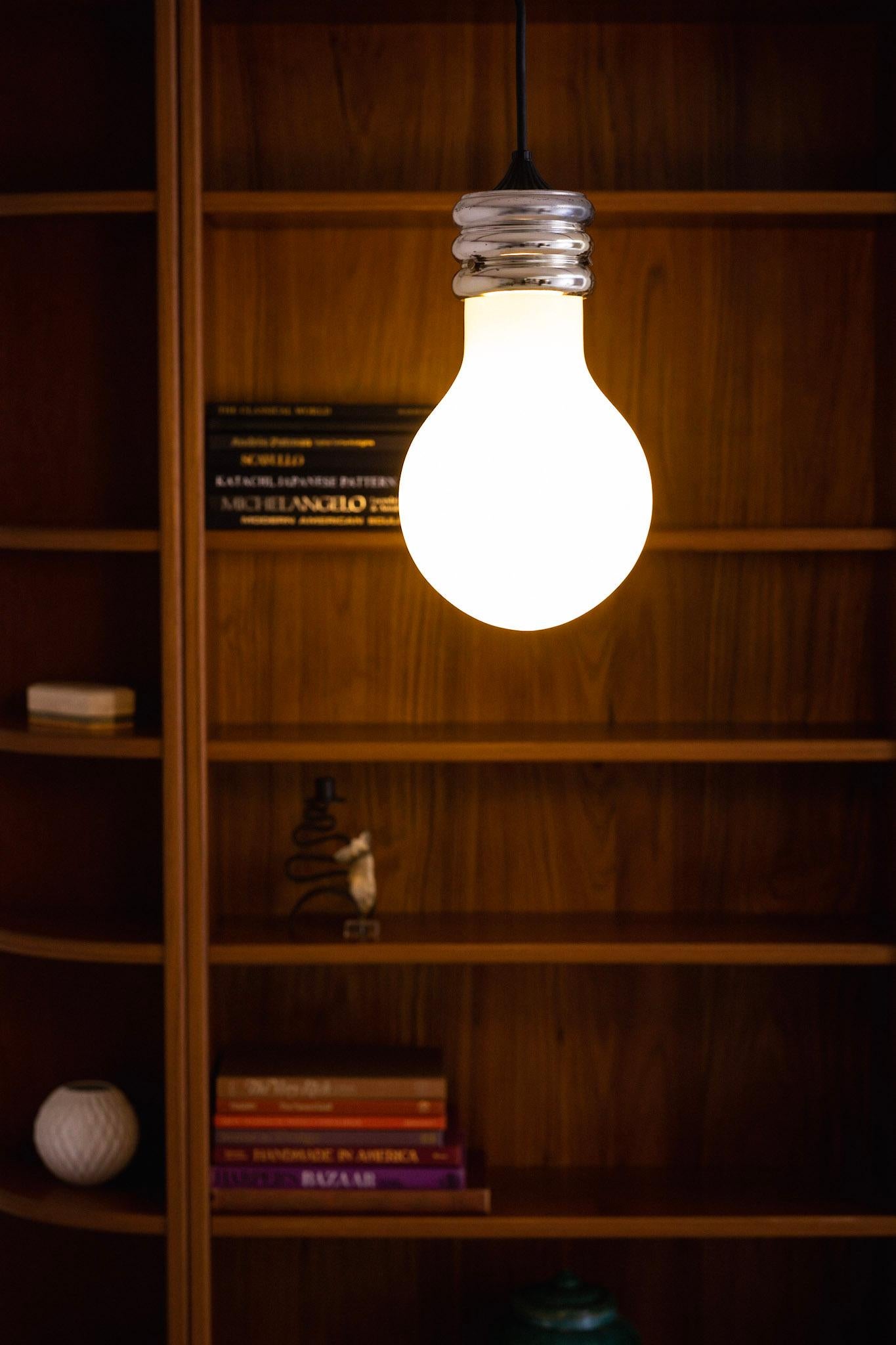 Lampe à suspension en verre et chrome attribuée à Ingo Maurer Bon état - En vente à Brooklyn, NY