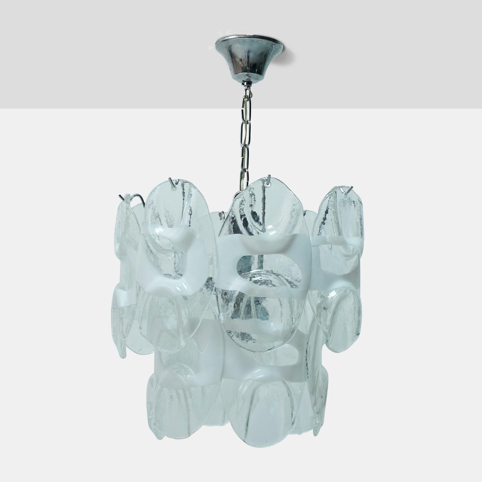 Une lampe suspendue à deux niveaux en verre de Murano blanc et métal chromé par Gino Vistosi. 14 prismes de verre uniques sont suspendus à des crochets chromés. Chaque verre mesure 9,5