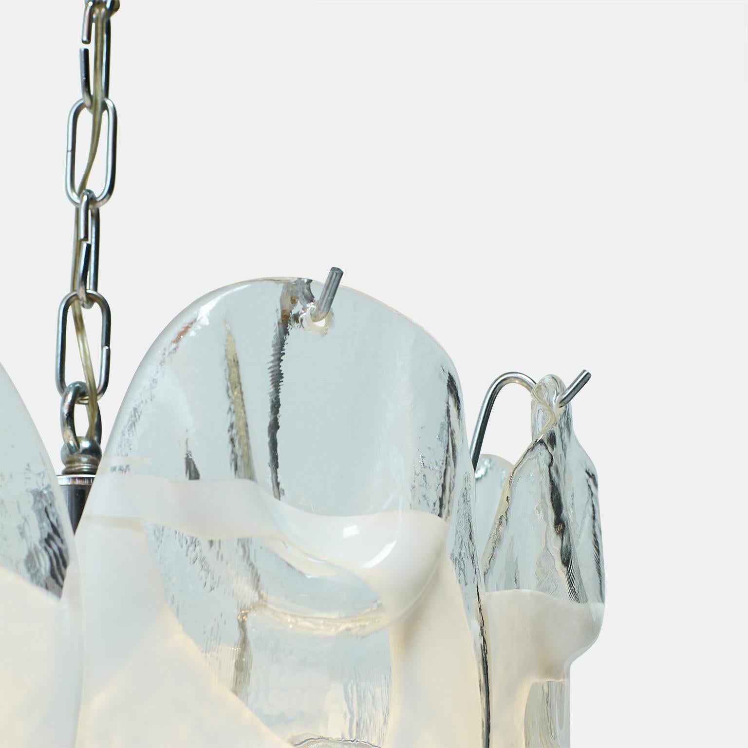 Milieu du XXe siècle Lampe à suspension en verre et chrome, attribuée à Gino Vistosi en vente