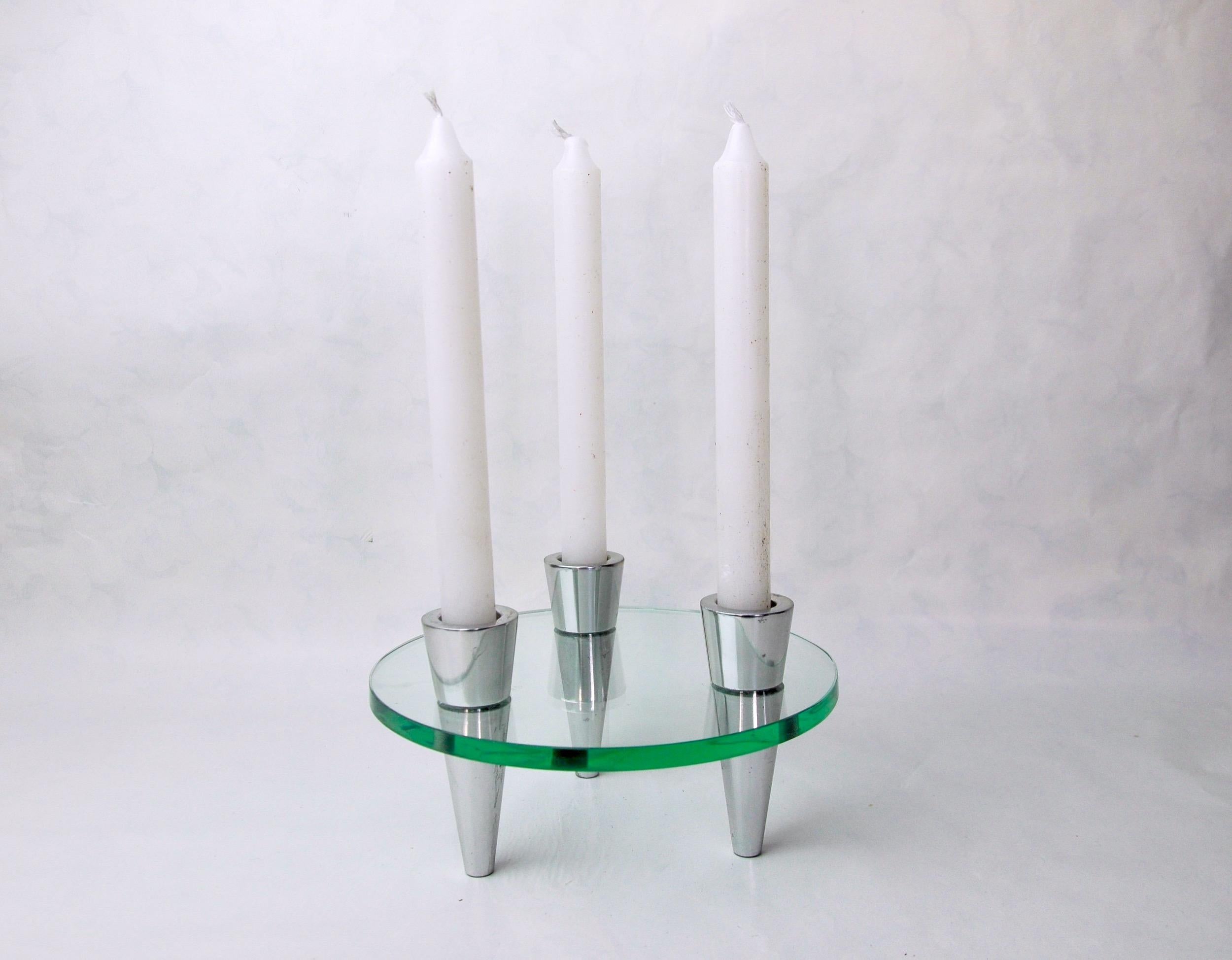 Glass circle candle holders, 3 flames, Denmark, 1970.
Very beautiful scandinavian candle holder in designated glass and produced in denmark in the 1970s.
Structure in circular green that can accommodate three candles.
Superb design object will