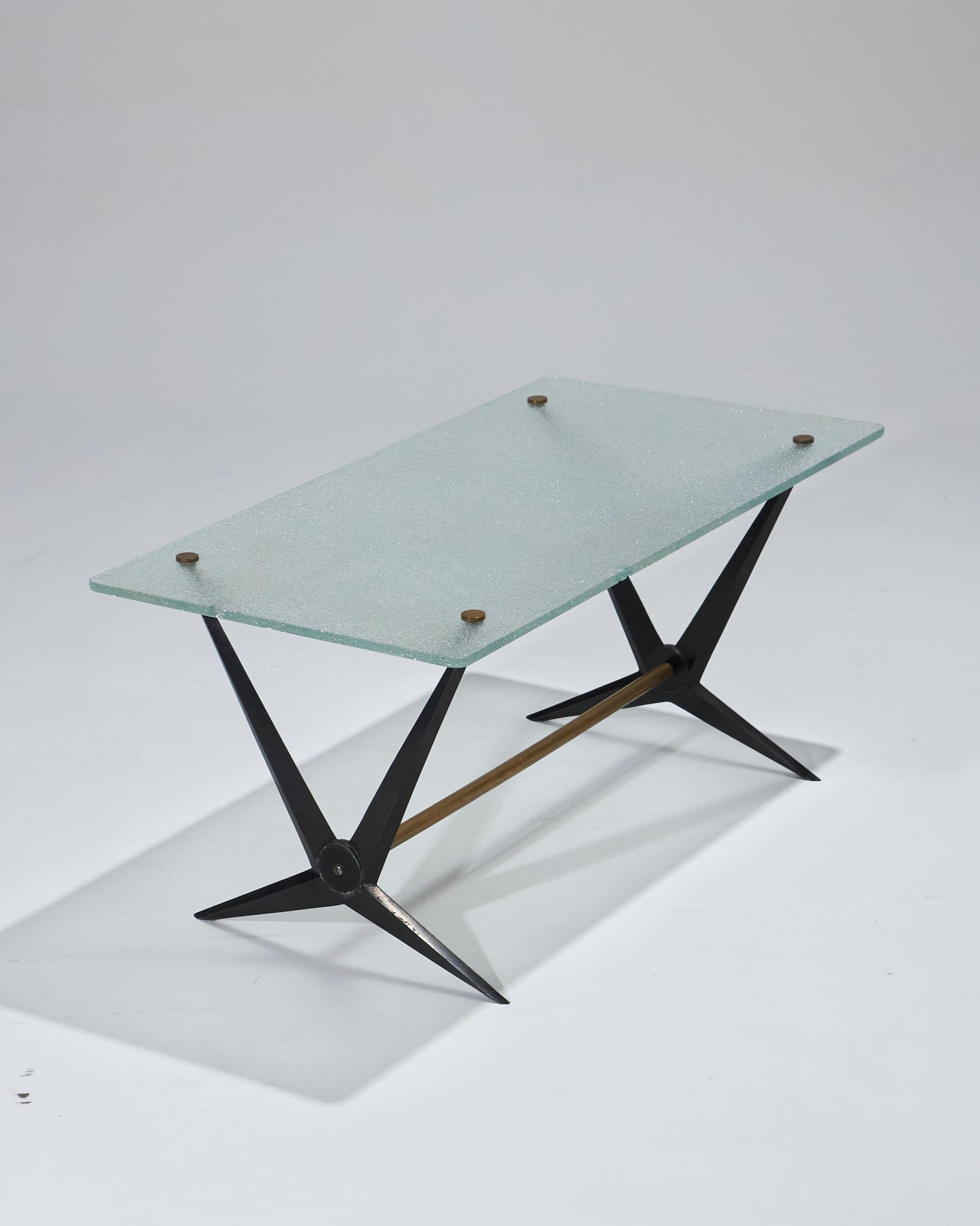Couchtisch aus mattiertem Glas mit Struktur aus lackiertem Metall und Messing, entworfen von Angelo Ostuni in den 1950er Jahren. Guter Gesamtzustand, mit einem kleinen Chip an der Kante der Tischplatte.








