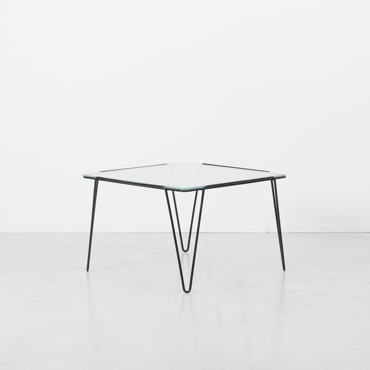 This super Minimalist glass coffee table was designed by Arnold Bueno de Mesquita for Groos, Holland in 1955. Made from enamelled steel rod and safety glass. A very important piece of Dutch modern design. Minor scuffs to the frame, otherwise good