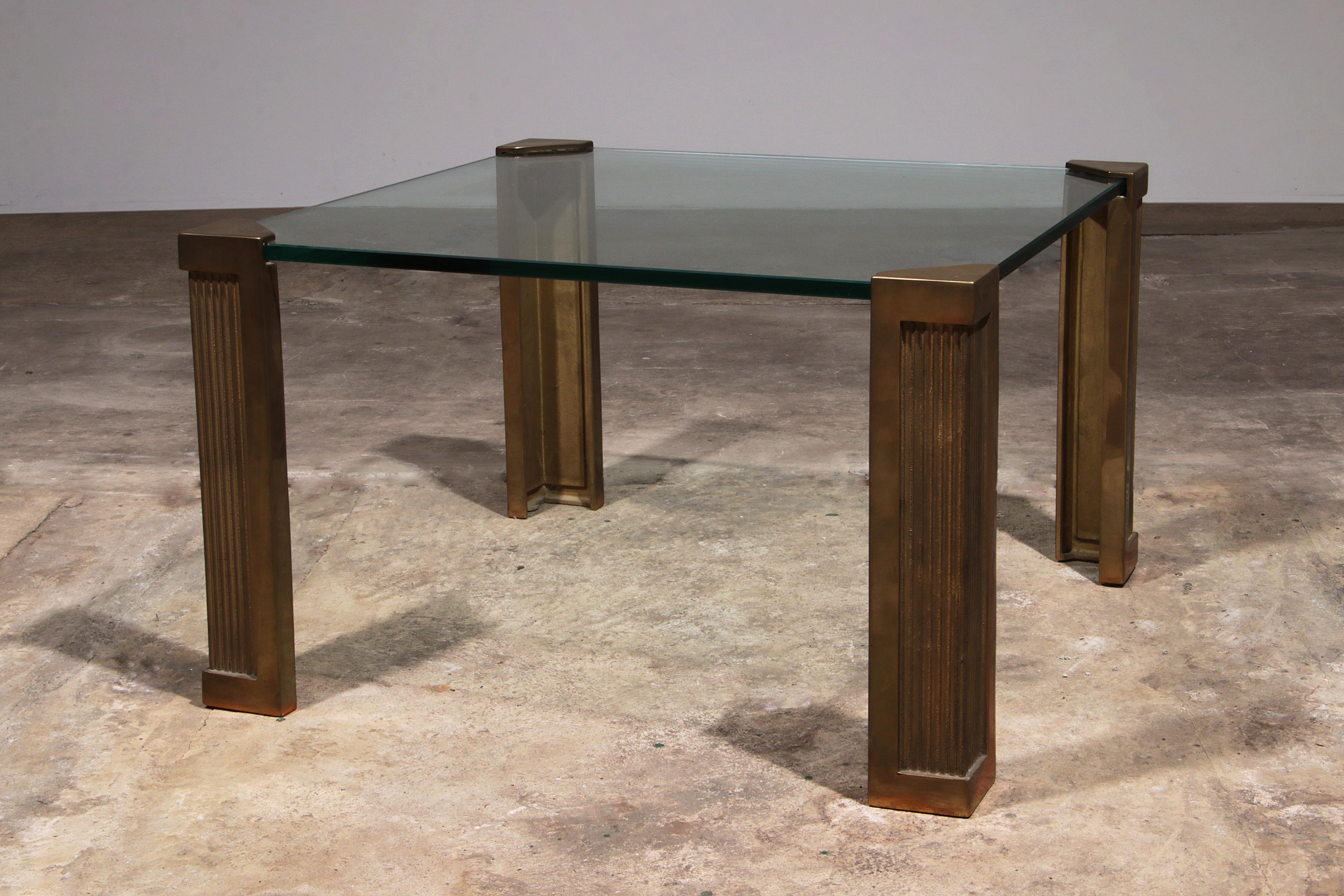

Découvrez l'élégance intemporelle de la table basse en verre conçue par Peter Ghyczy, modèle T14. Cette magnifique table basse des années 1970 allie savoir-faire et style. La table a des pieds originaux en bronze et en laiton, ce qui lui confère