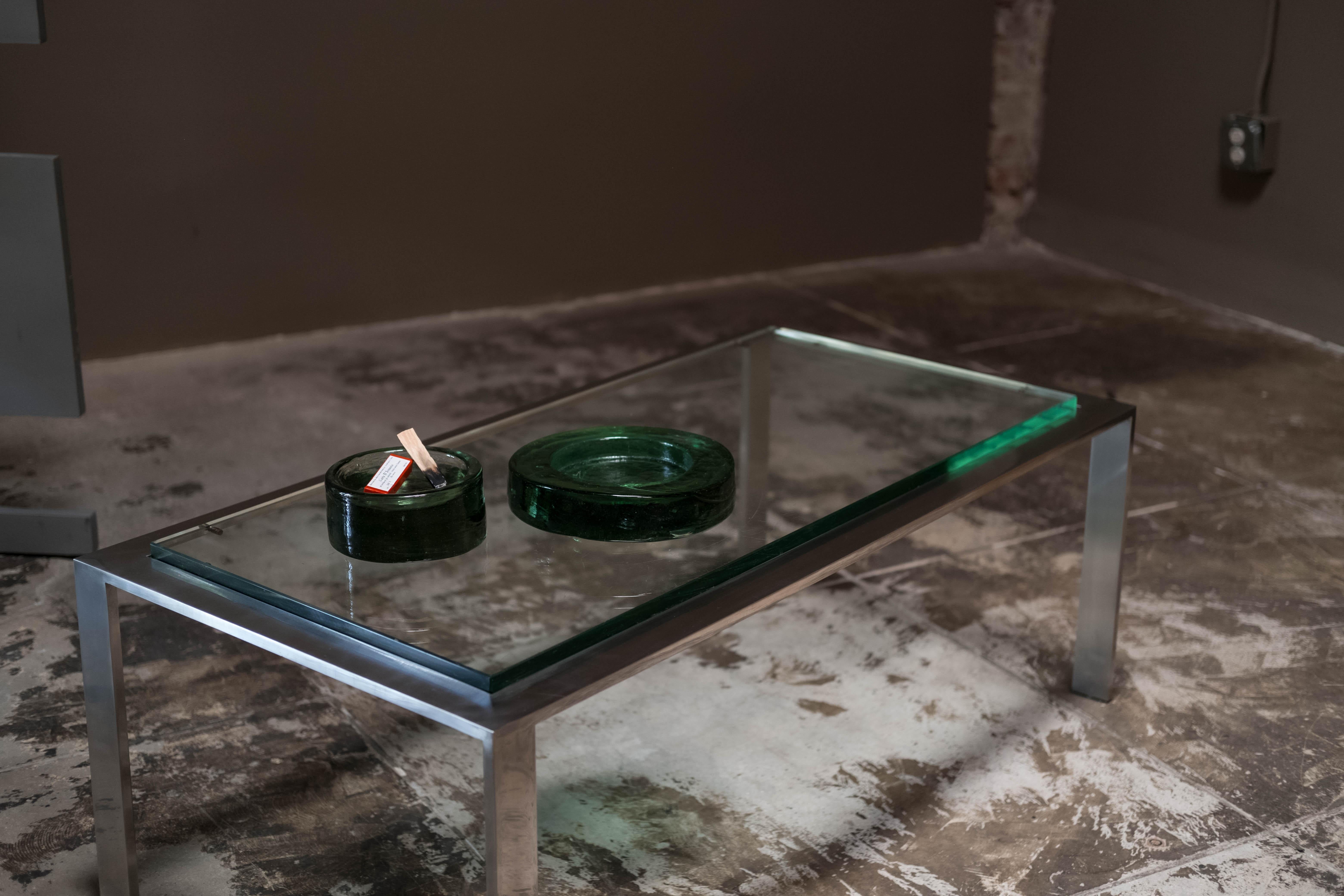 Table basse en verre dans le style de Jacques Adnet en vente 1