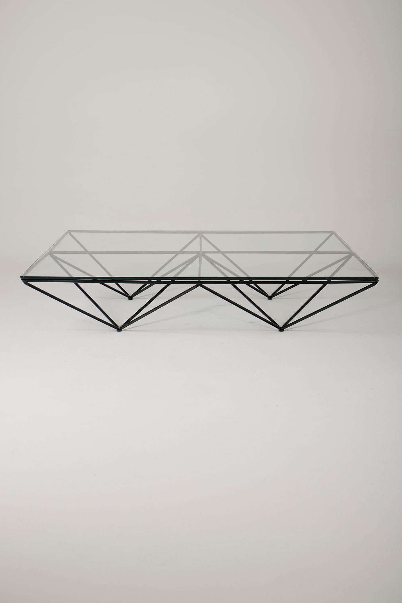 Alanda square-shaped coffee table in transparent glass by designer Paolo Piva (born in 1950) for B&B Italia, 1970s. This coffee table consists of a steel base with a pyramidal construction and a glass plate serving as the tabletop. In very good