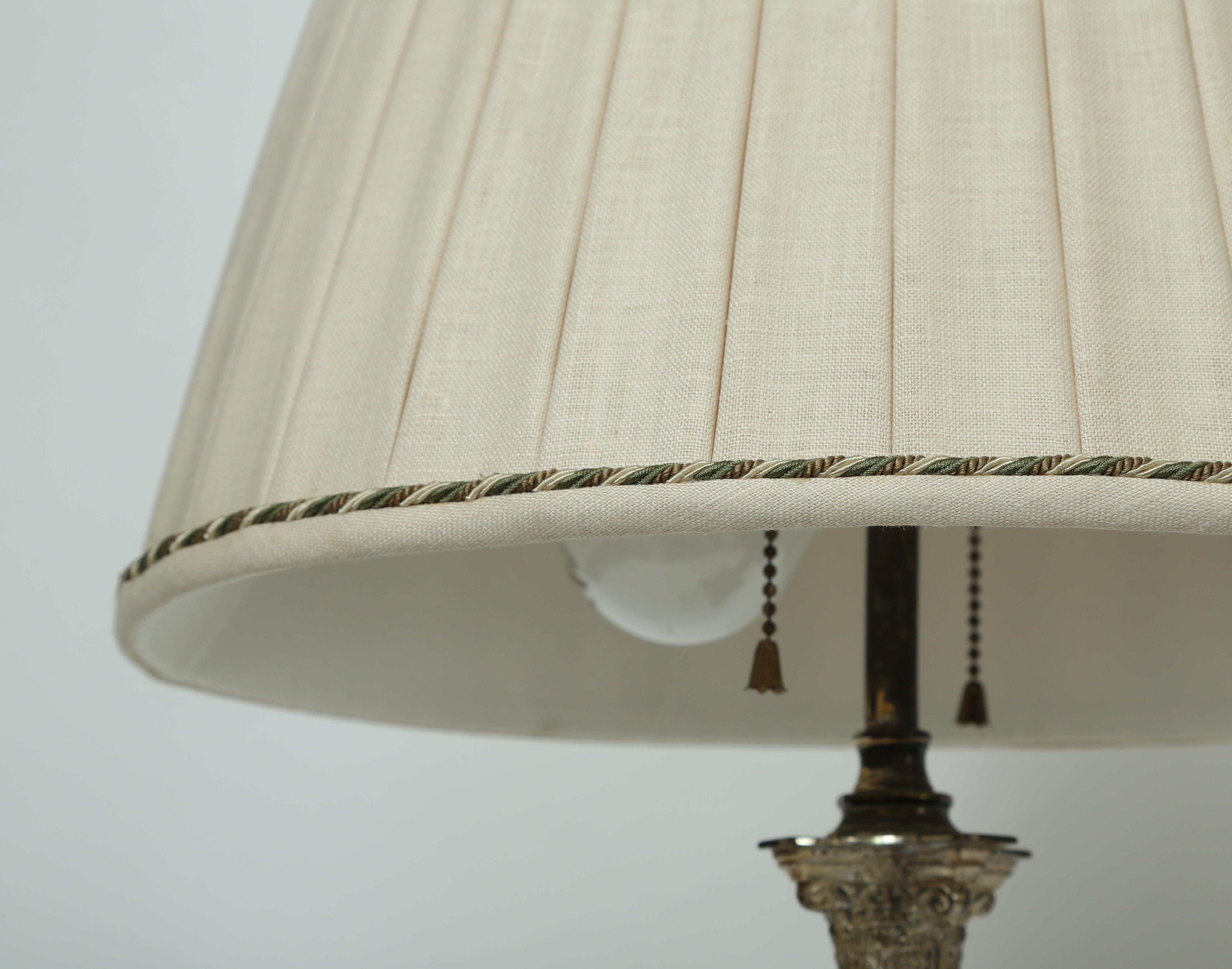 Argenté Lampe colonnaire en verre taillé avec abat-jour en lin cousu à la main de style néoclassique  en vente