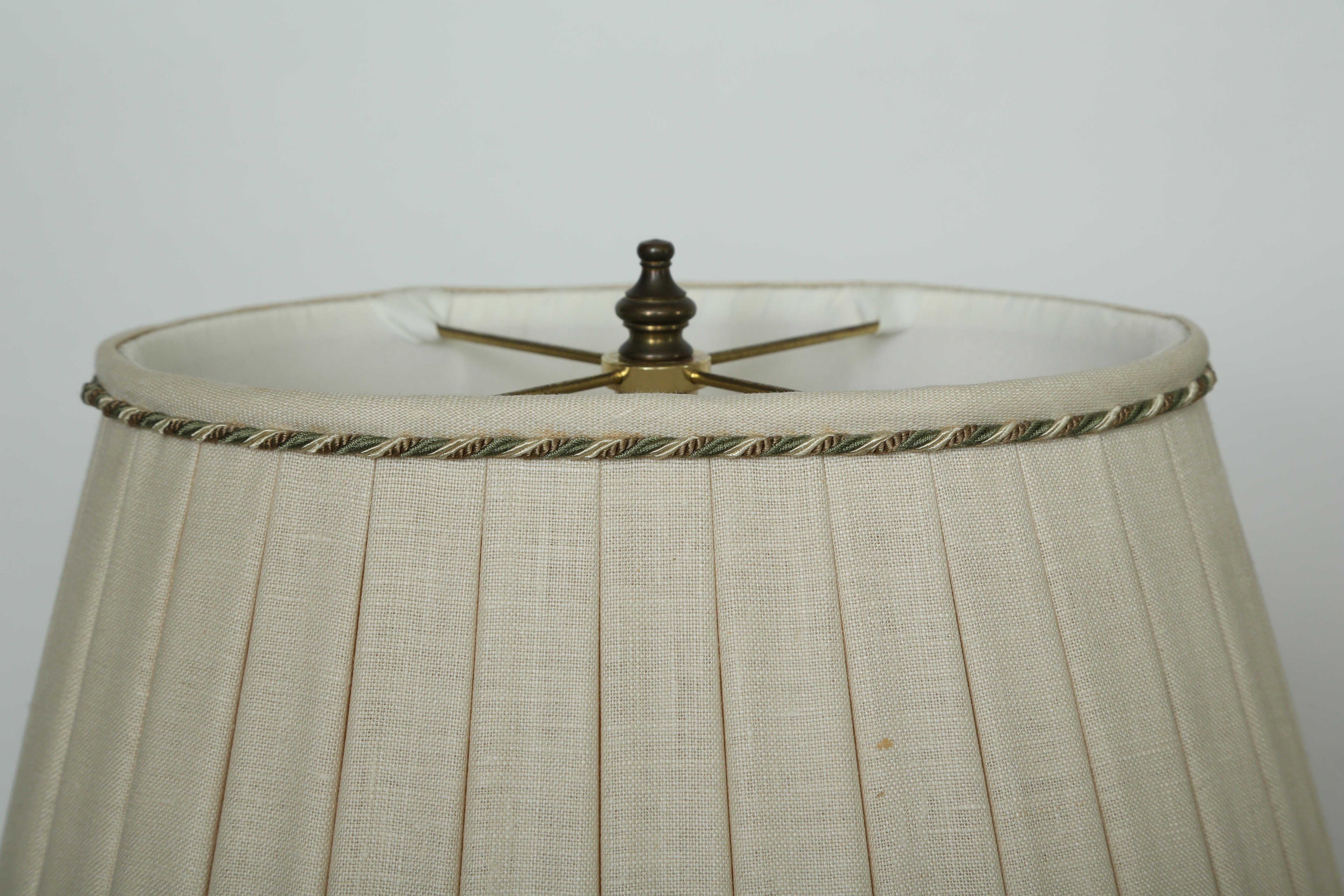 XIXe siècle Lampe colonnaire en verre taillé avec abat-jour en lin cousu à la main de style néoclassique  en vente