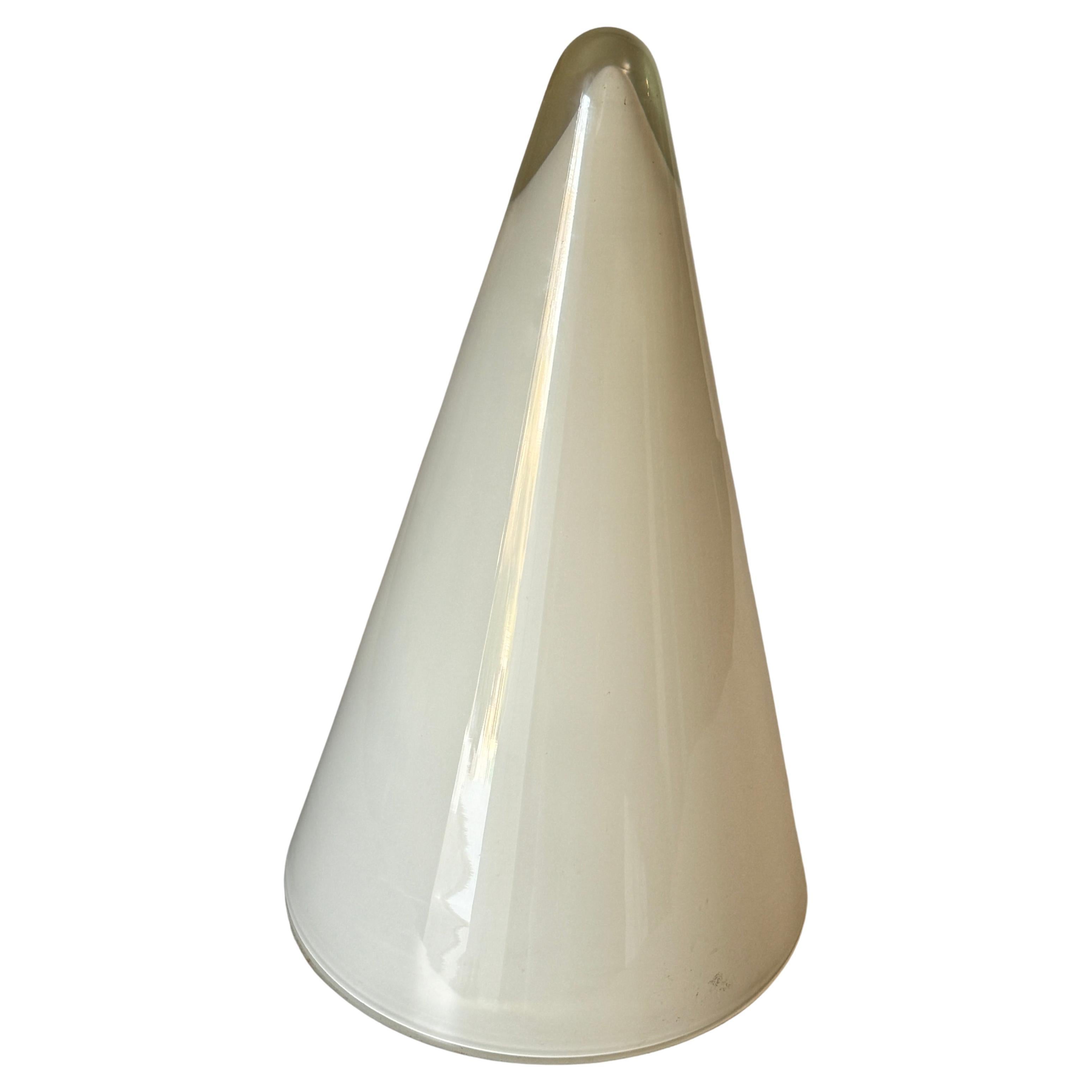 Glaskegel Opaleszierend  Tischlampen Frankreich 1970 (Moderne der Mitte des Jahrhunderts) im Angebot