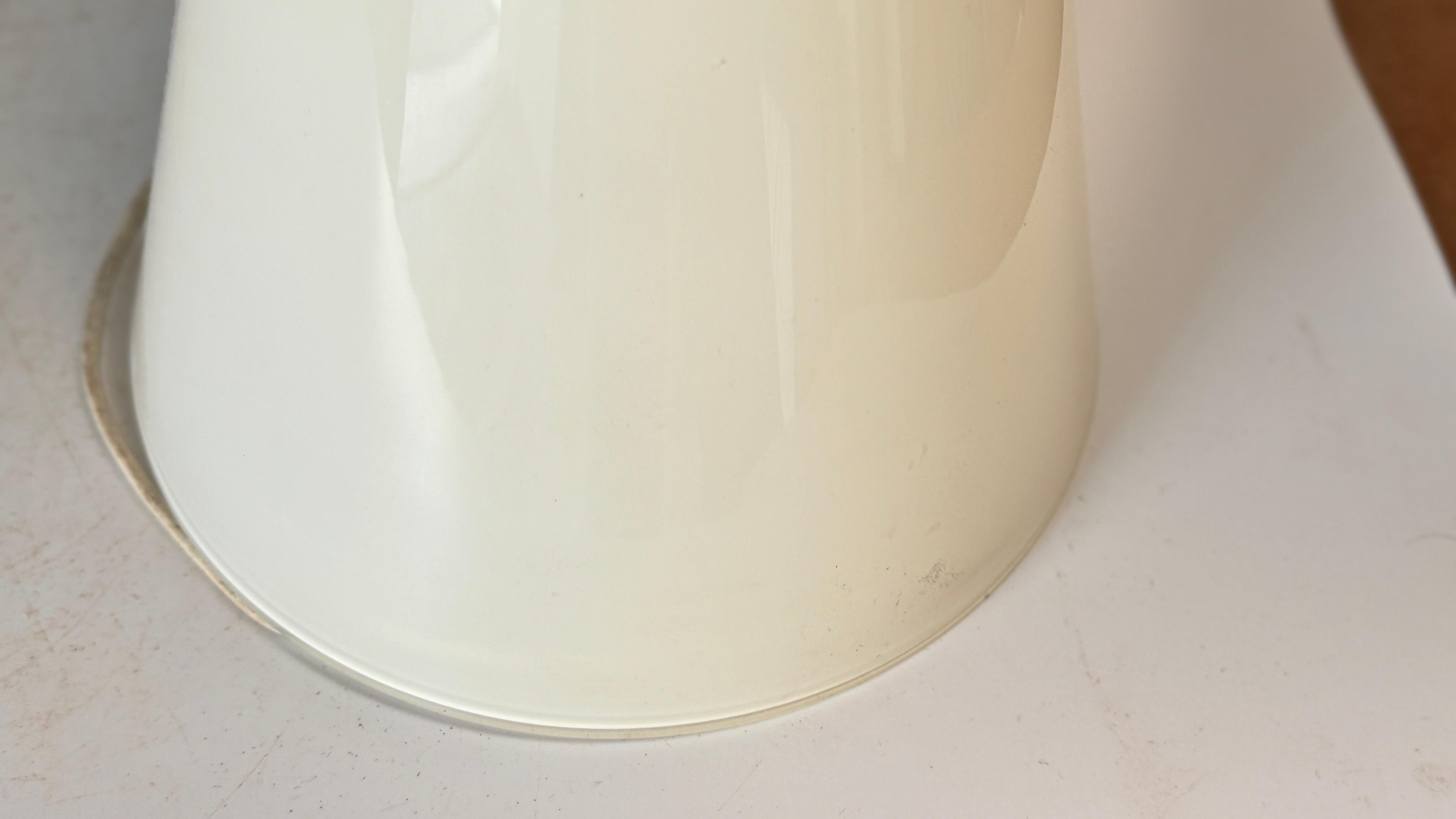 Glaskegel Opaleszierend  Tischlampen Frankreich 1970 (Französisch) im Angebot