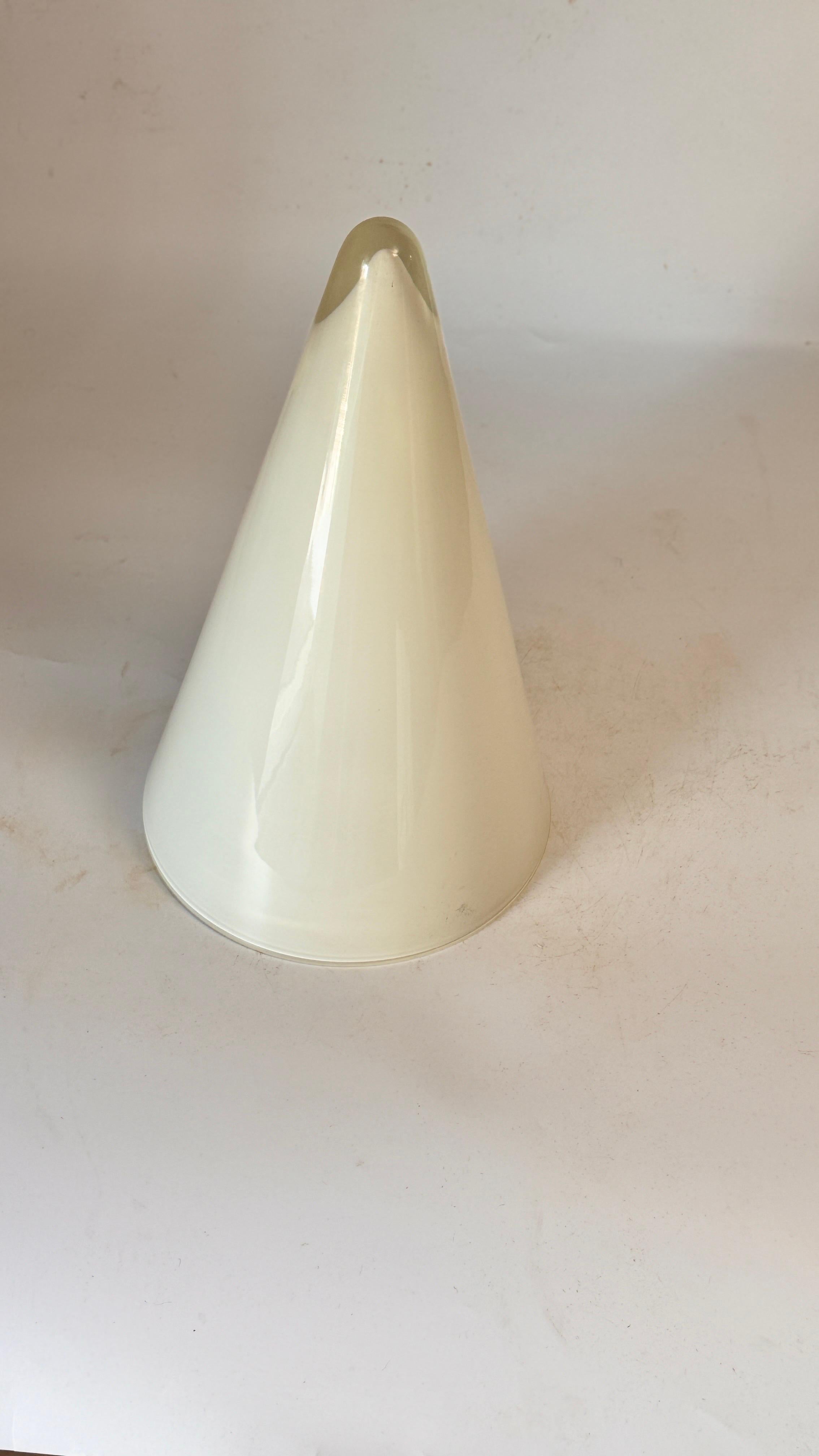 Glaskegel Opaleszierend  Tischlampen Frankreich 1970 (Mitte des 20. Jahrhunderts) im Angebot