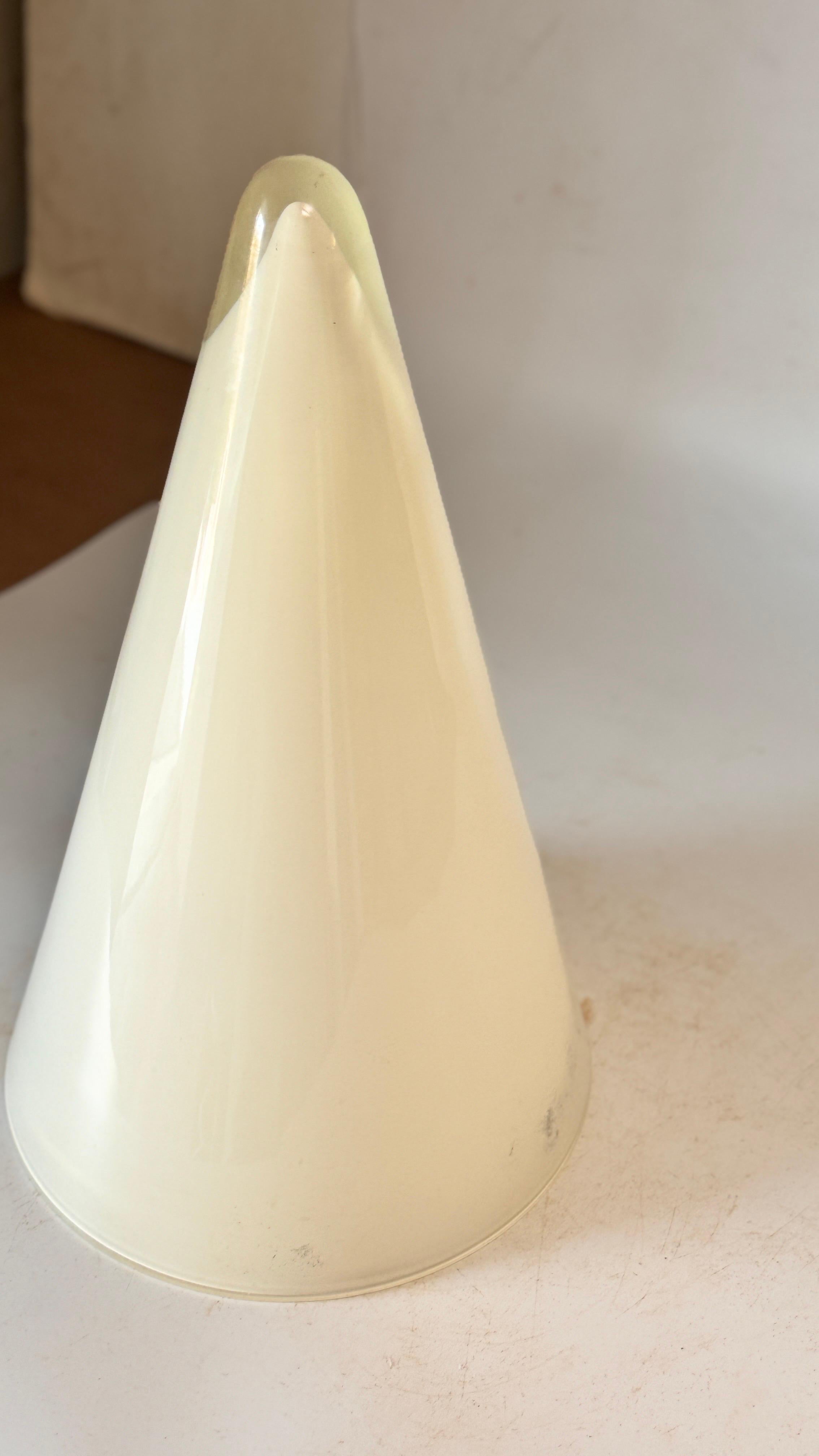 Glaskegel Opaleszierend  Tischlampen Frankreich 1970 im Angebot 1