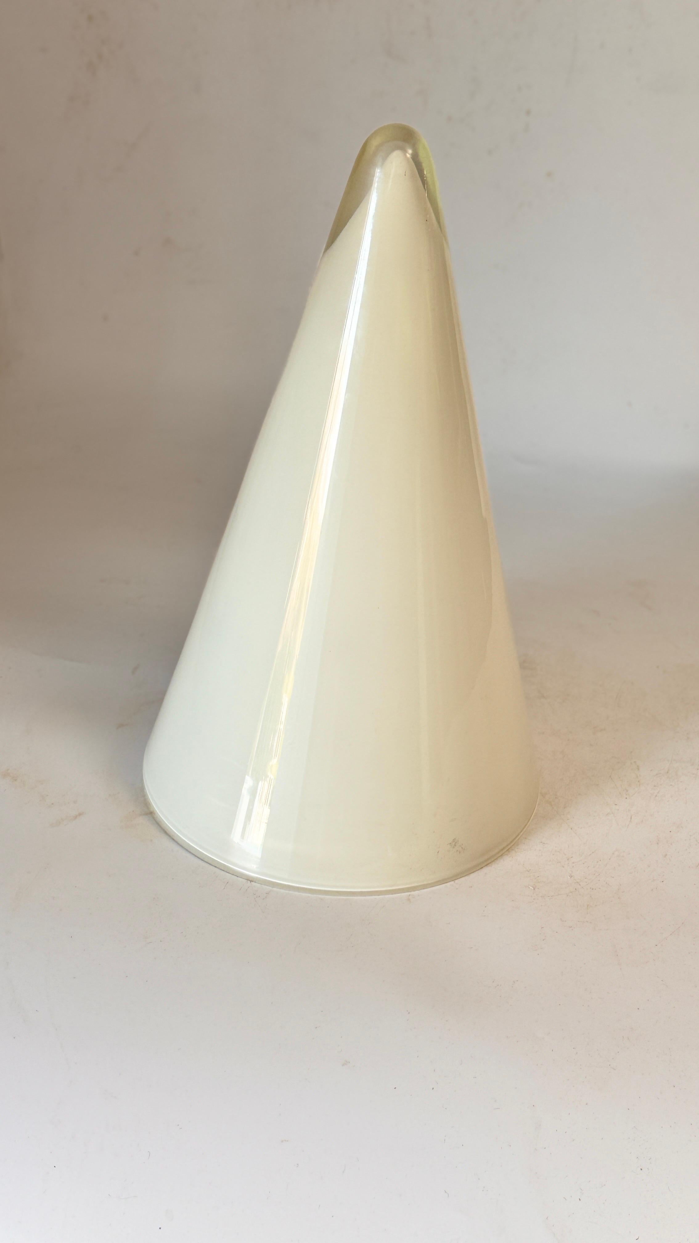Glaskegel Opaleszierend  Tischlampen Frankreich 1970 im Angebot 3