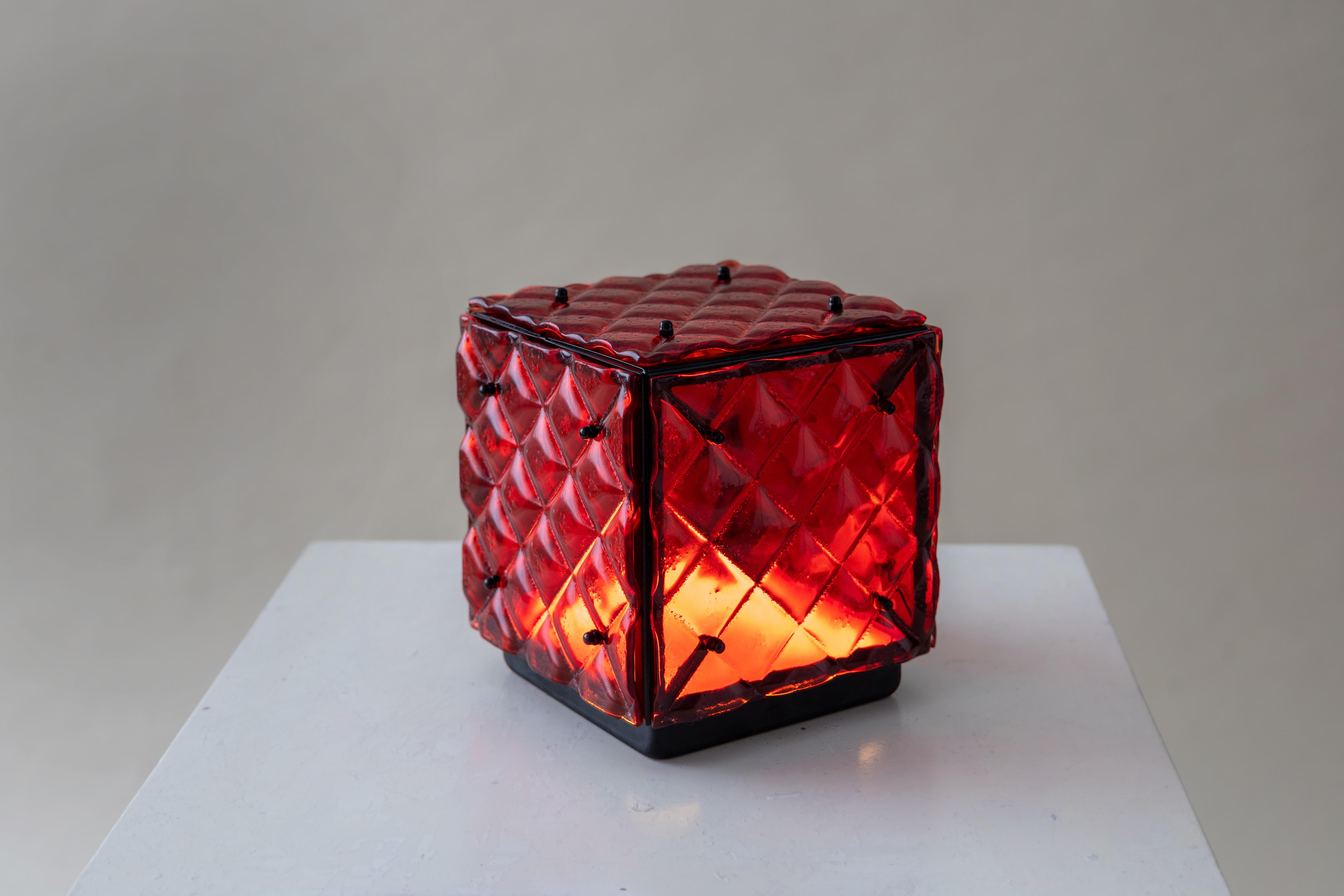 Espagnol Lampe cubique en verre rouge Ambient Light Verre fusionné artisanal Design Contemporary en vente