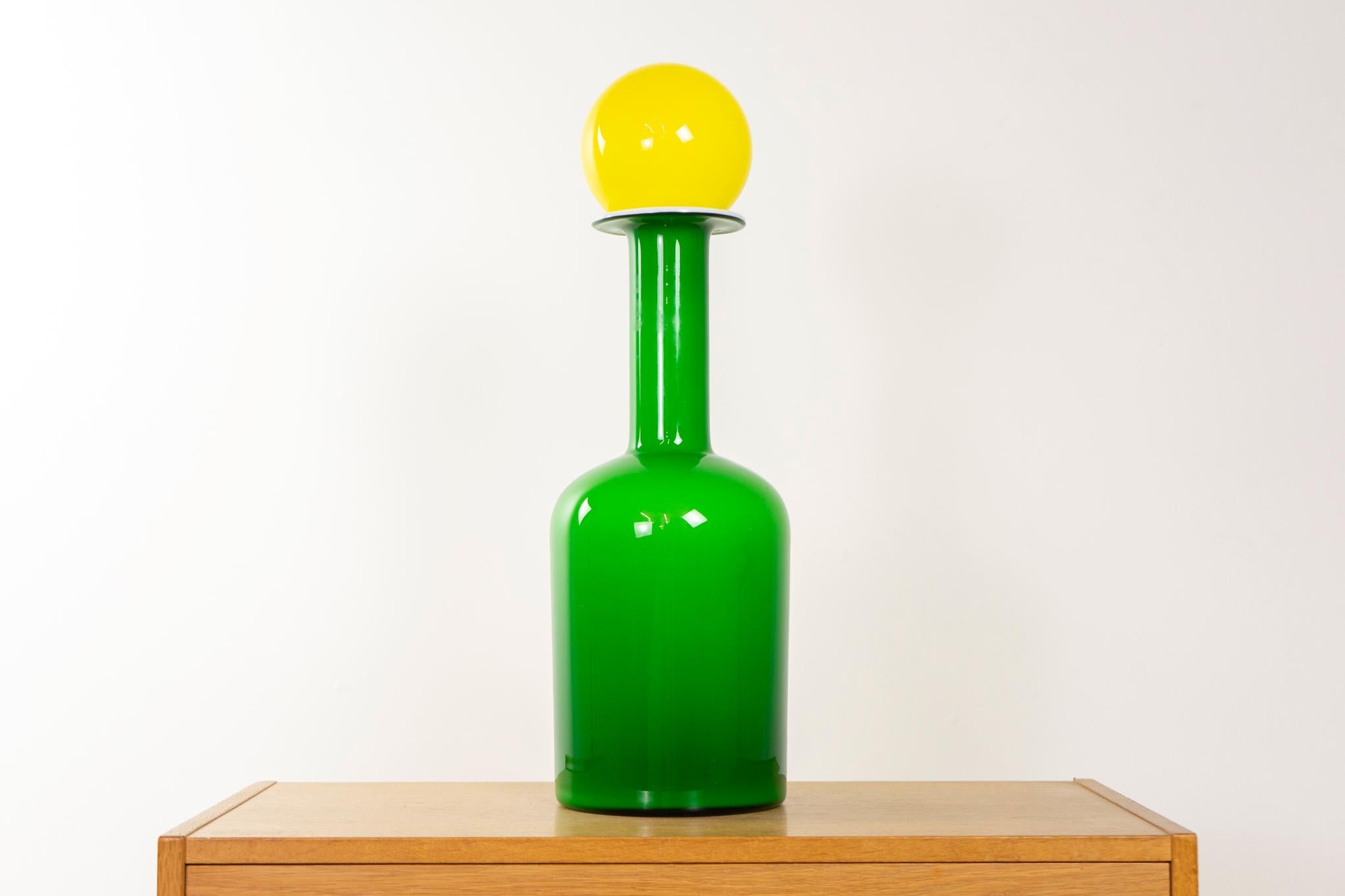 Vase Gulvase danois en verre par Otto Brauer pour Holmegaard, vers les années 1960. Verre vert glorieux et blanc opale avec une sphère jaune vif en guise de couvercle. Ajoutez une touche de couleur à votre maison ! 