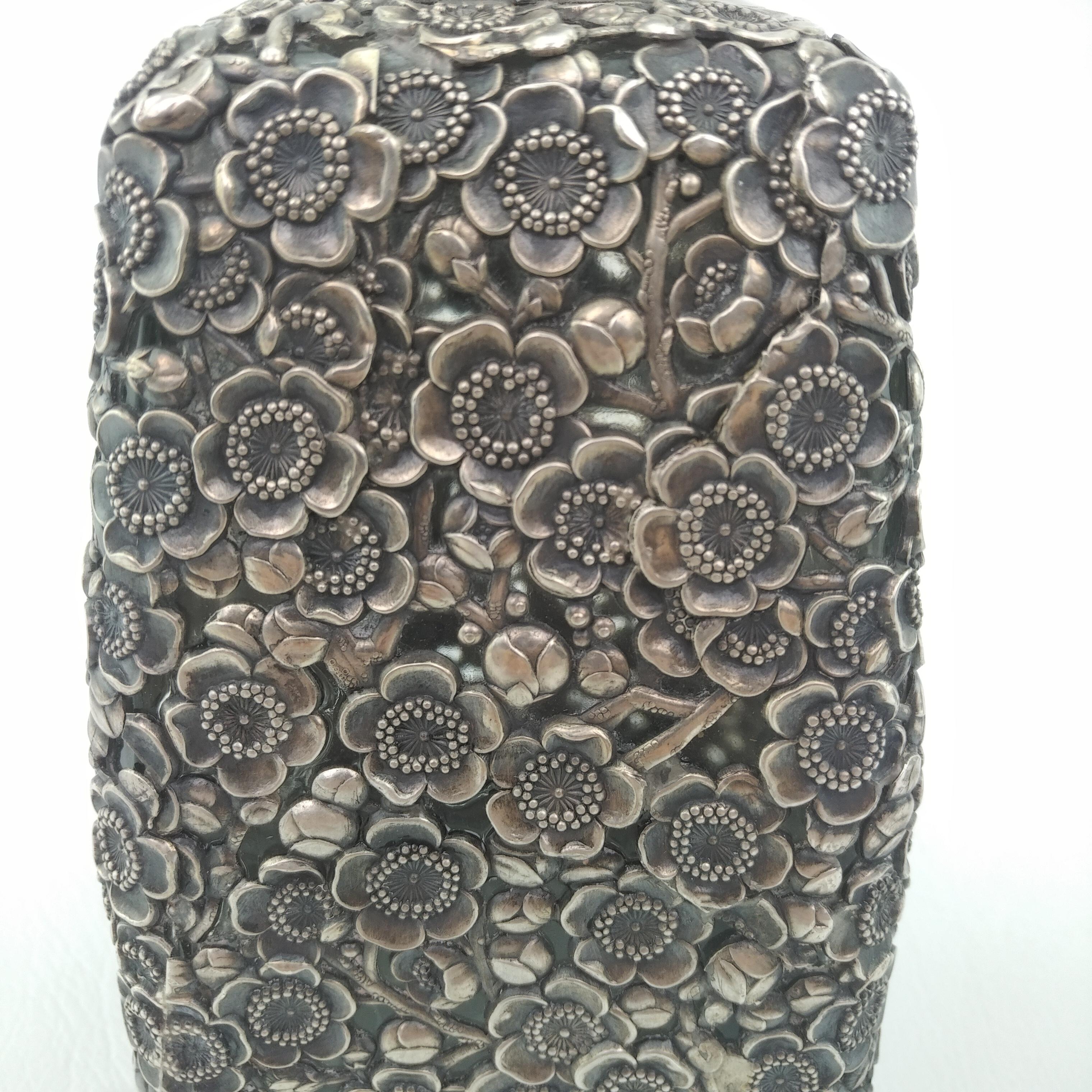Carafe d'antiquités avec superposition de résines florales en argent sterling  en vente 3
