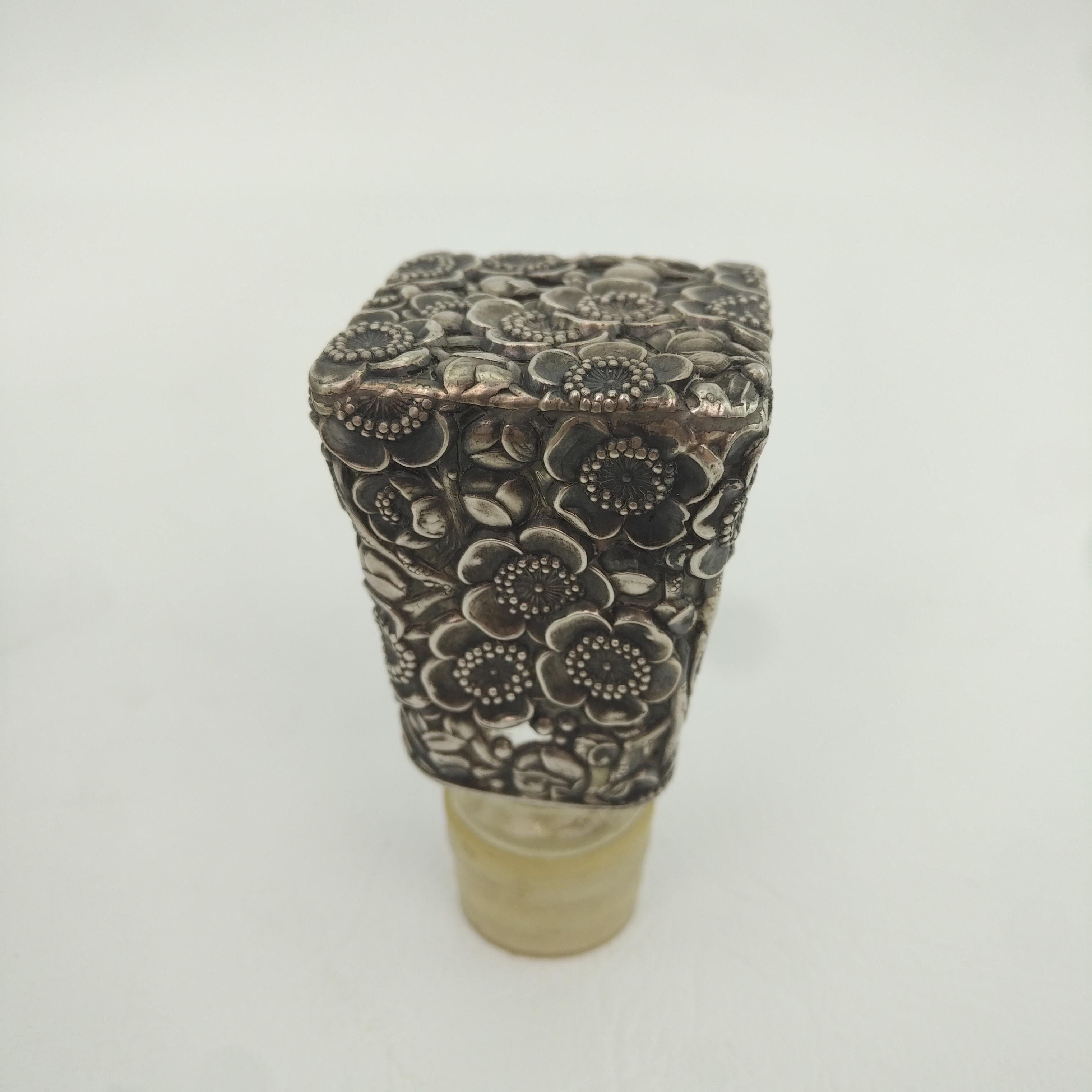 Carafe d'antiquités avec superposition de résines florales en argent sterling  en vente 7