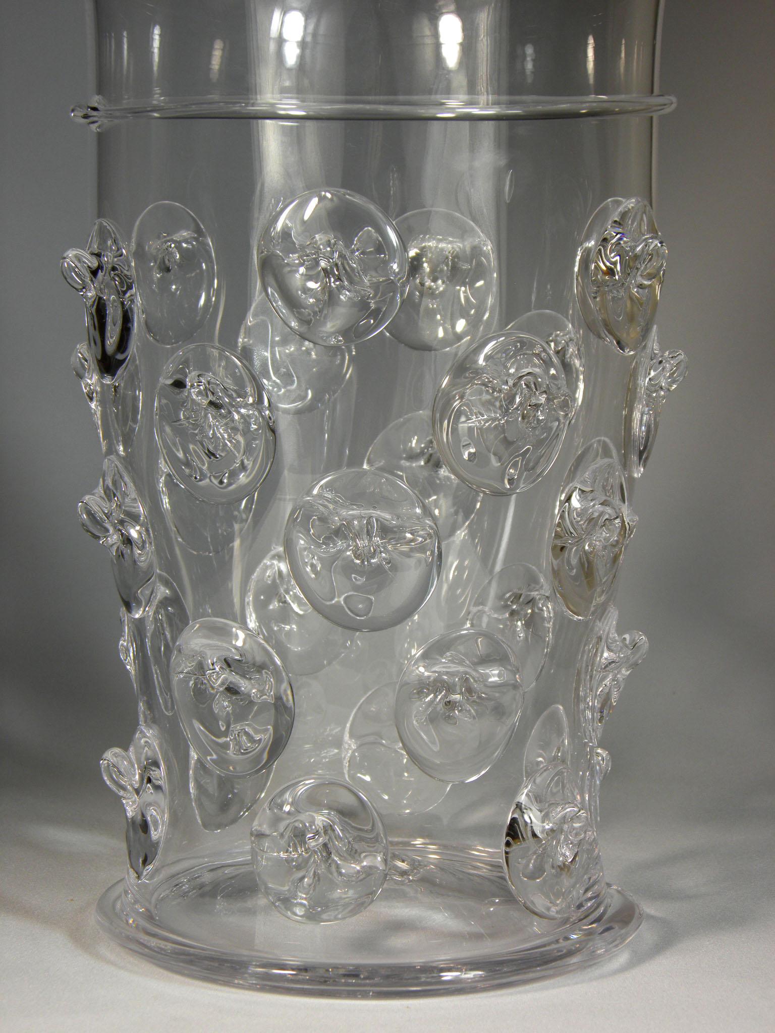 Vase ou récipient à glace design fabriqué à la main. Cette pièce design a été fabriquée dans le studio de verre Ajeto, dans le nord de la Bohême,
Ce studio a collaboré avec l'artiste, designer et architecte (Borek Šípek 1949-2016) - intact.
   