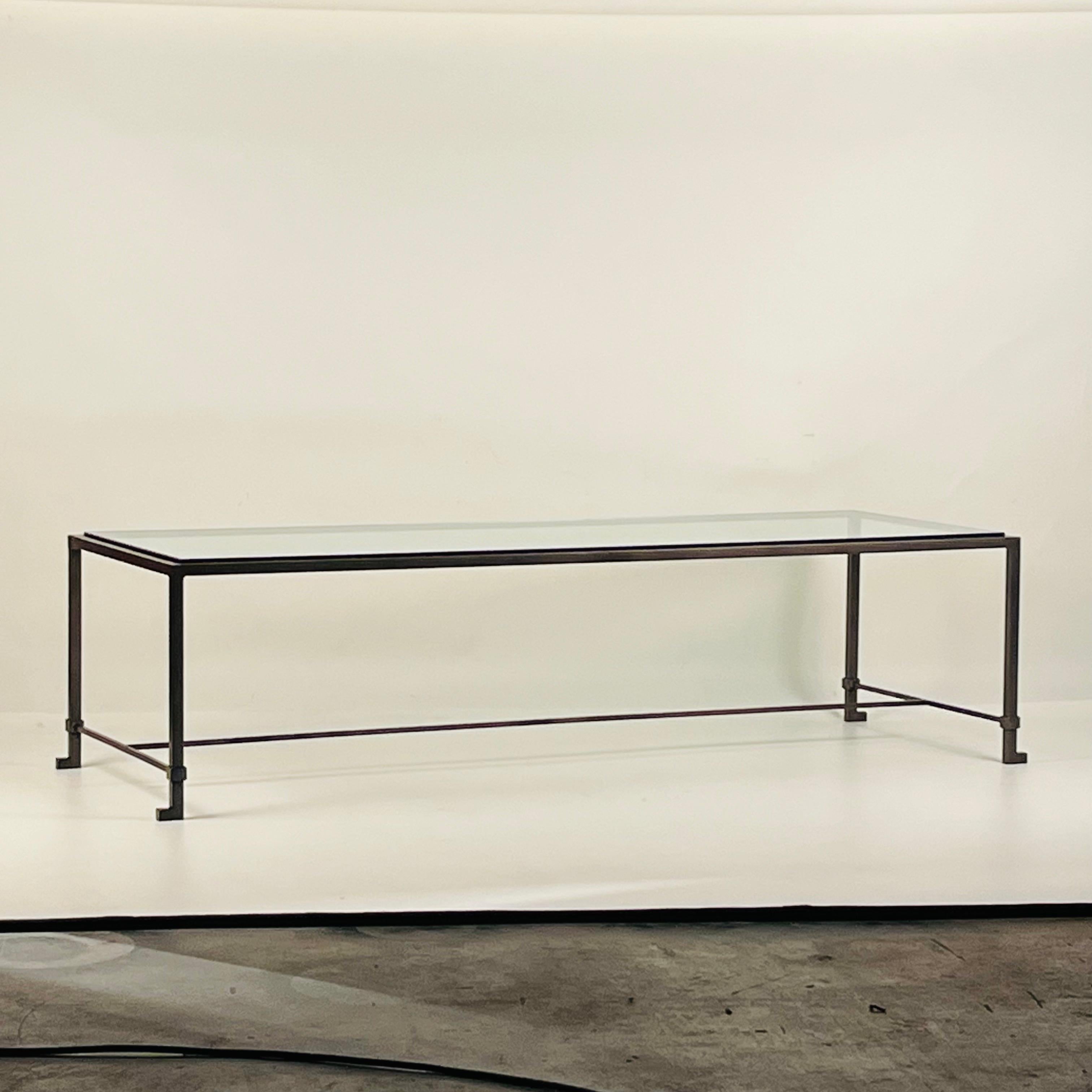 Poudré Table basse étroite en verre 'Diagramme' par Design Frères en vente