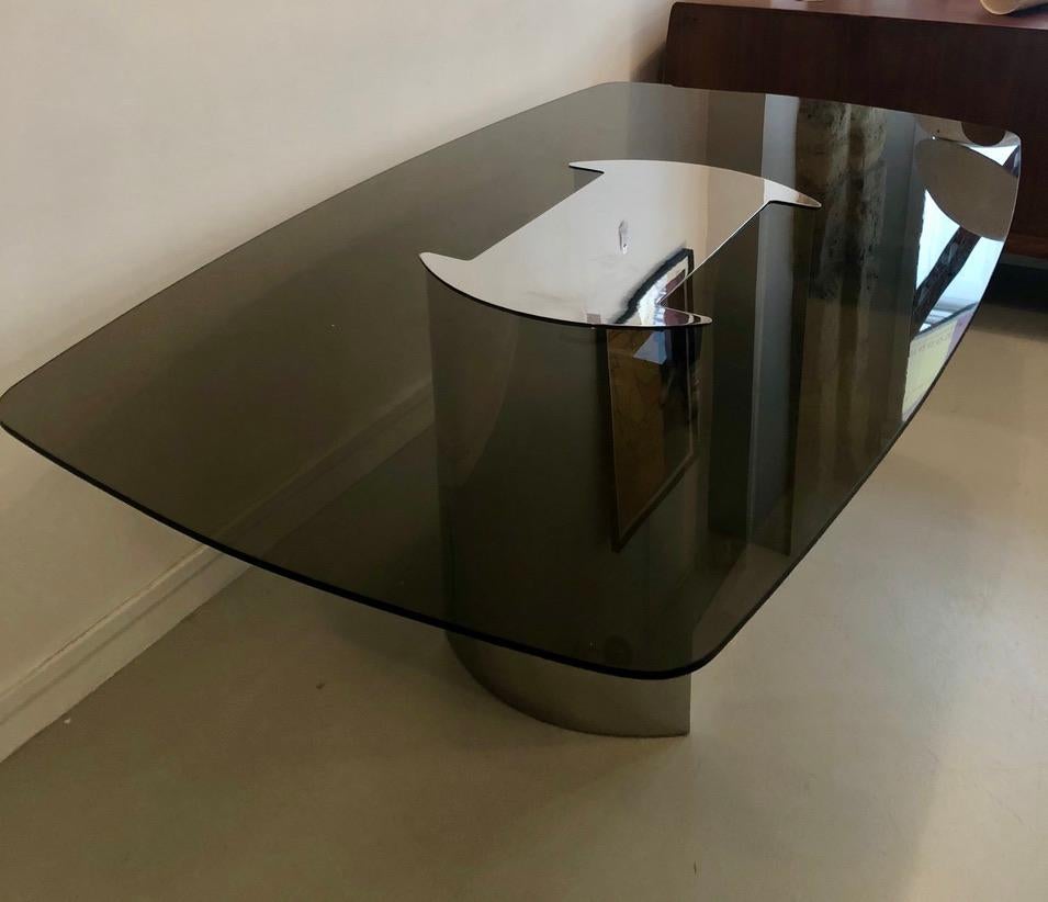 Glass Dining Table, Galerie Saint-Gilles Paris 1974
Smoked glass table top, and steel.
This table is in a very good condition.