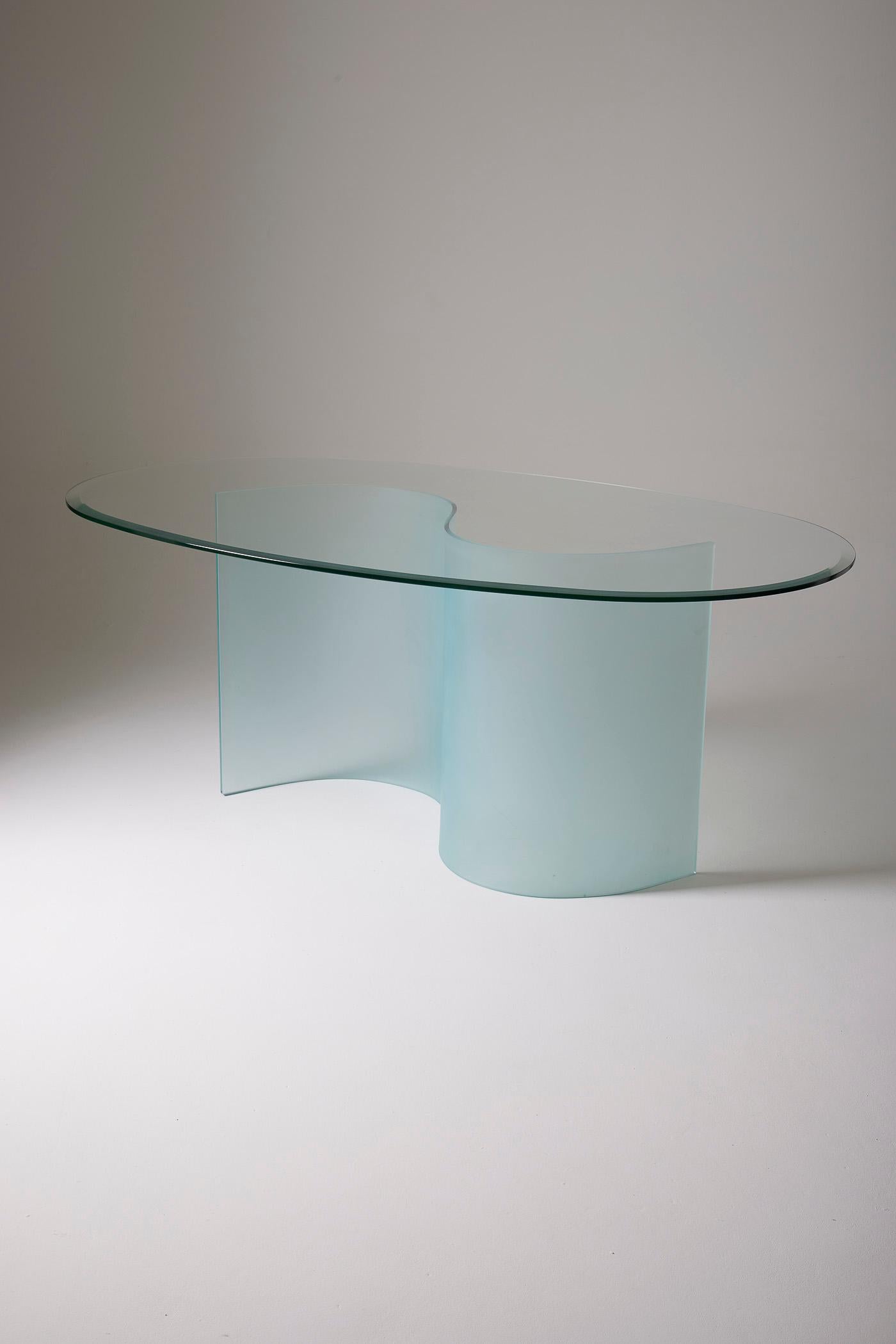 Glass dining table in the style of the 70s. The oval top rests on an S-shaped base. Very good condition.
LP1525