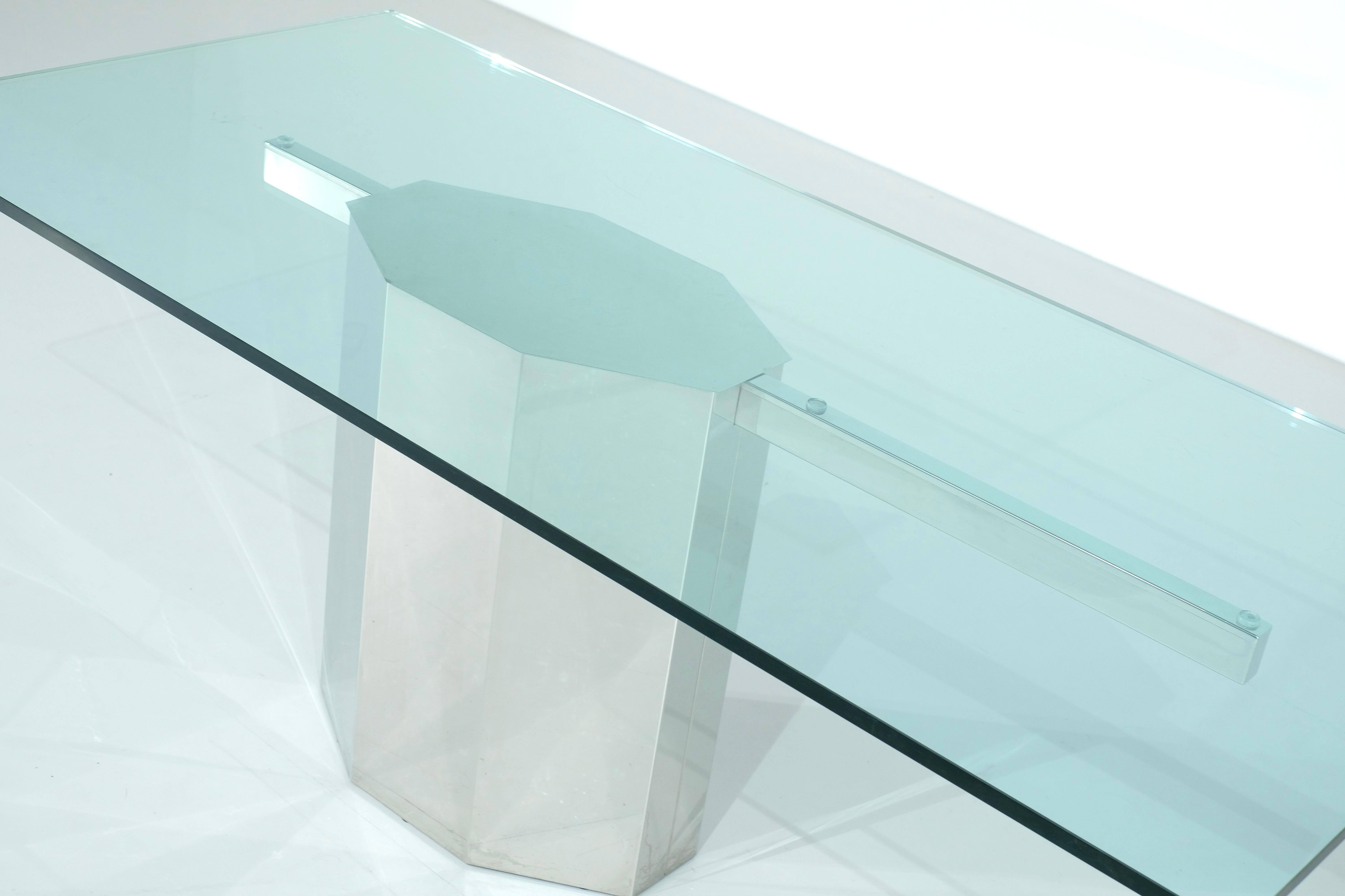 Table de salle à manger en verre sur base chromée, Italie, 1970 en vente 1