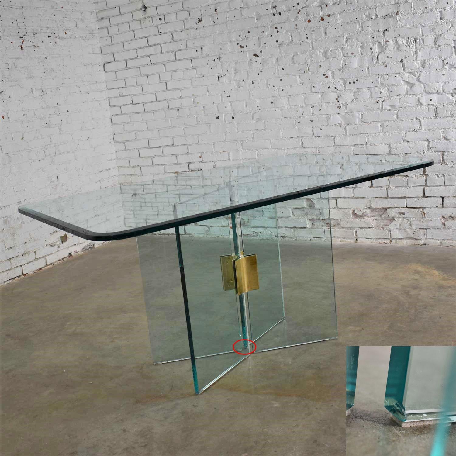 Table de salle à manger moderne en verre avec connecteur en laiton attribuée à la collection Pace en vente 5