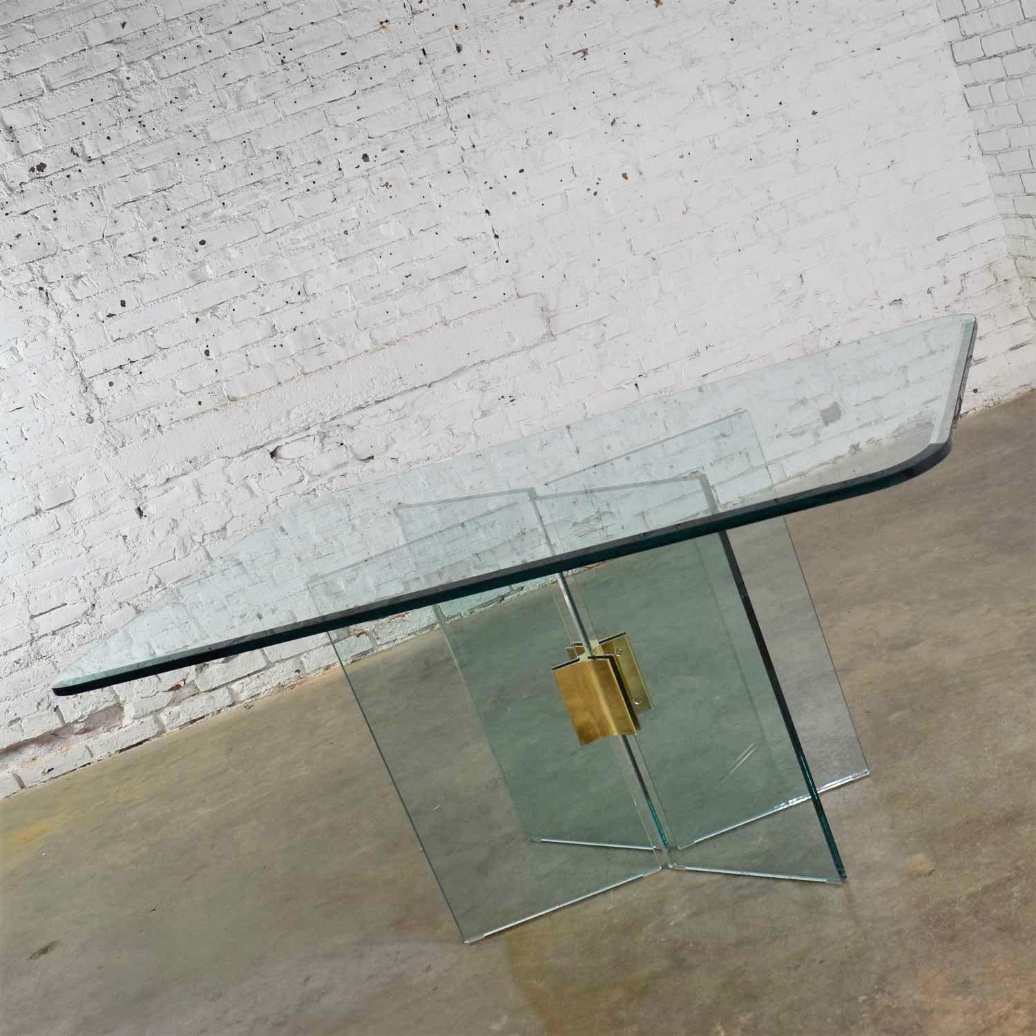 Moderne Table de salle à manger moderne en verre avec connecteur en laiton attribuée à la collection Pace en vente
