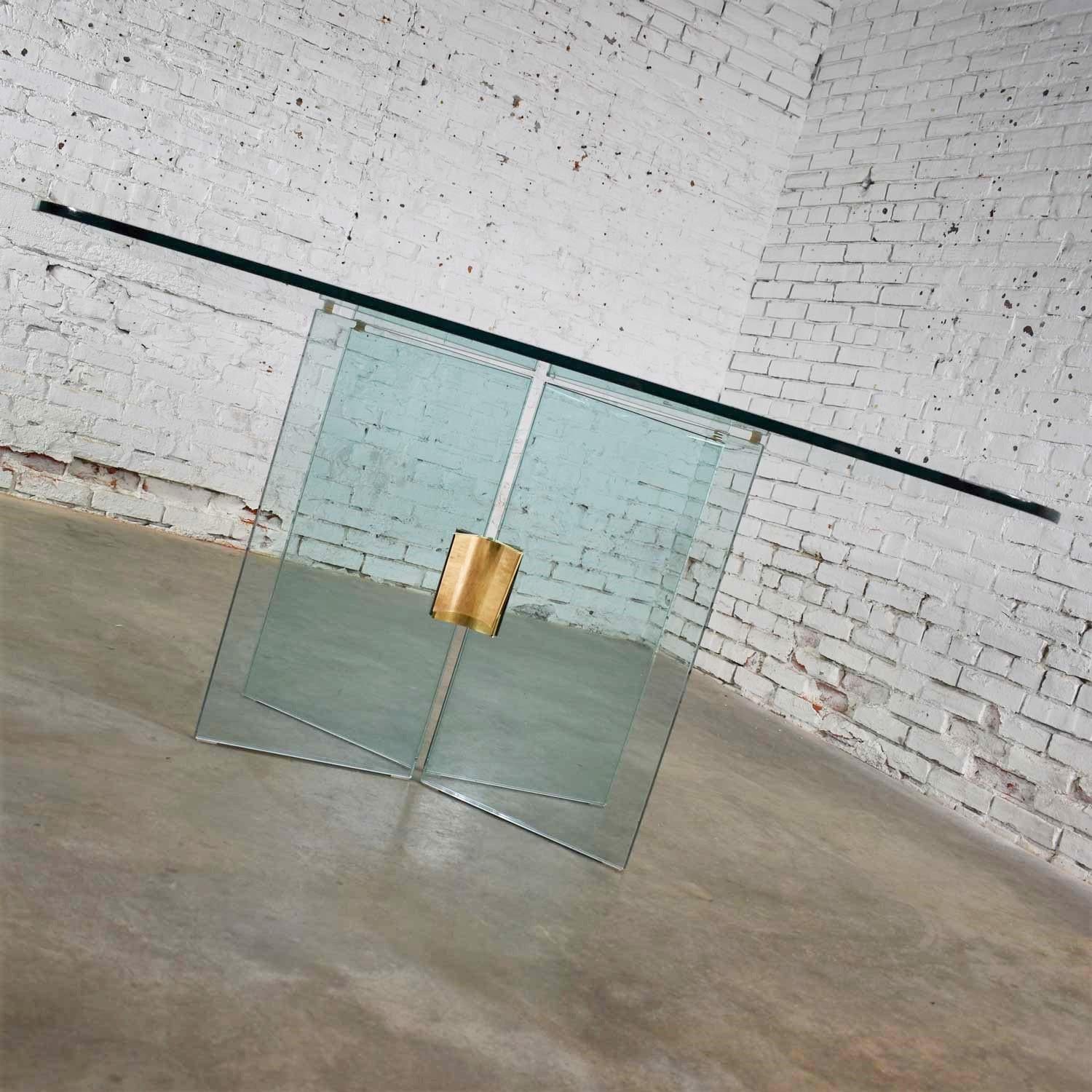 Américain Table de salle à manger moderne en verre avec connecteur en laiton attribuée à la collection Pace en vente