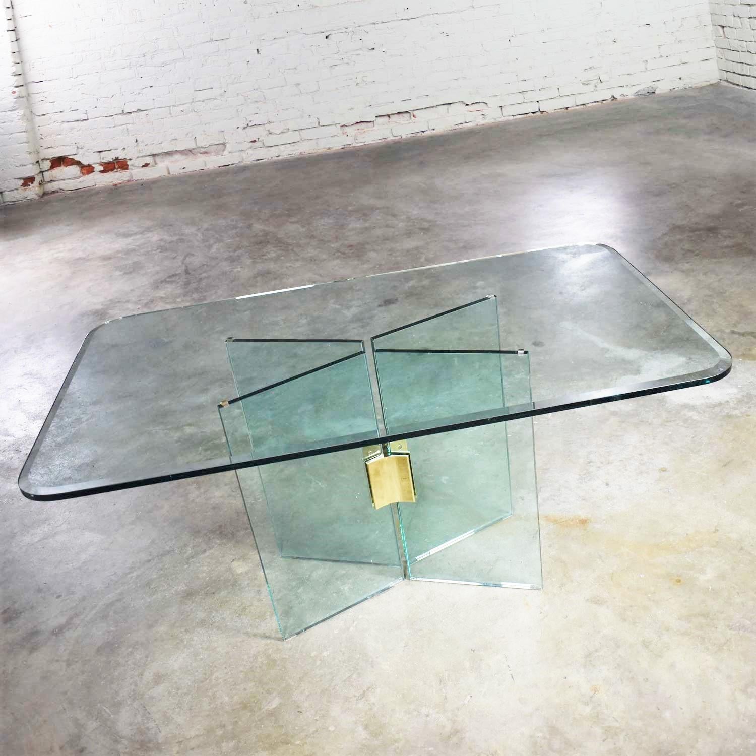Plaqué Table de salle à manger moderne en verre avec connecteur en laiton attribuée à la collection Pace en vente