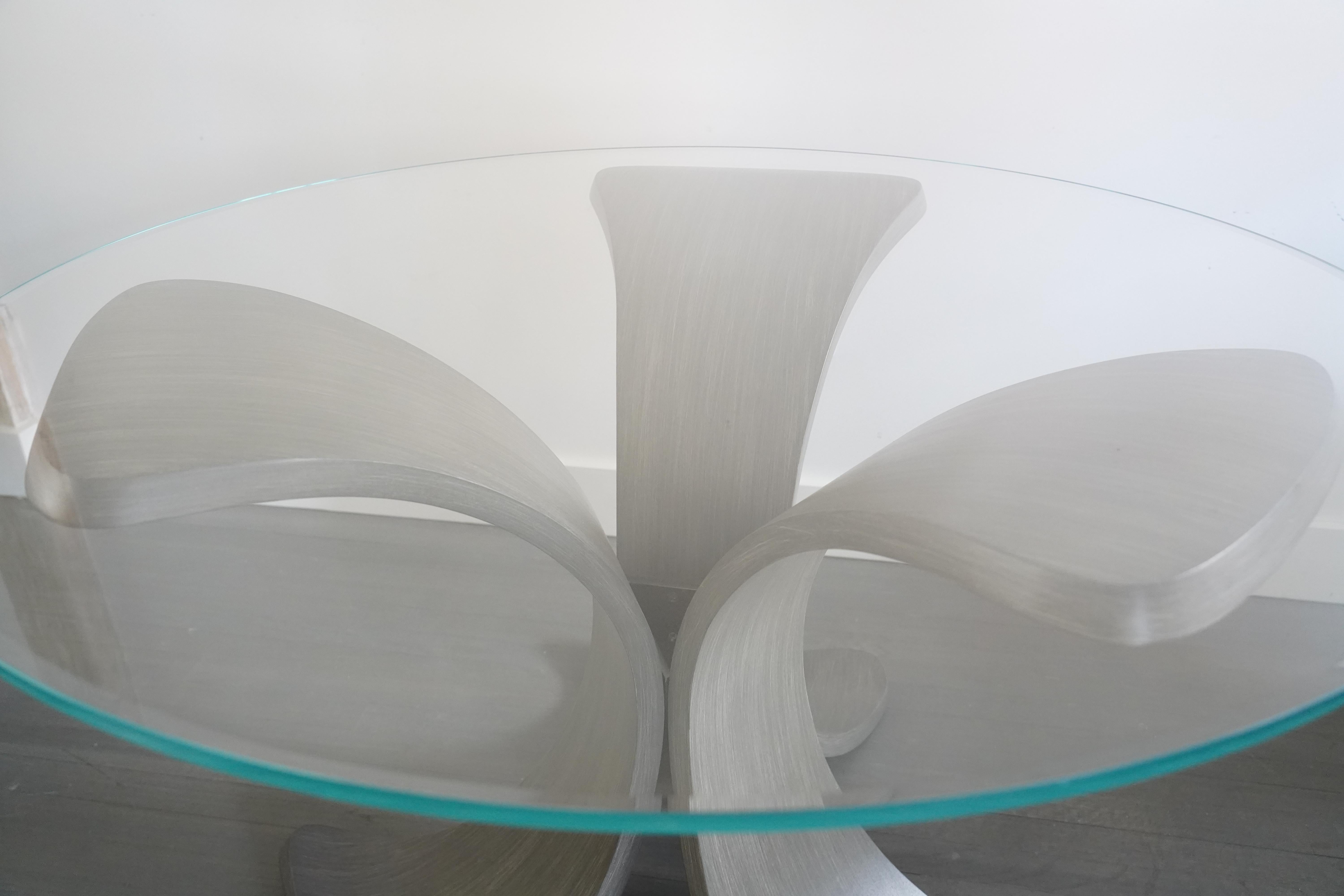 Moderne Table de salle à manger en verre avec base à trois pétales en chêne orchidée gris tourterelle en vente