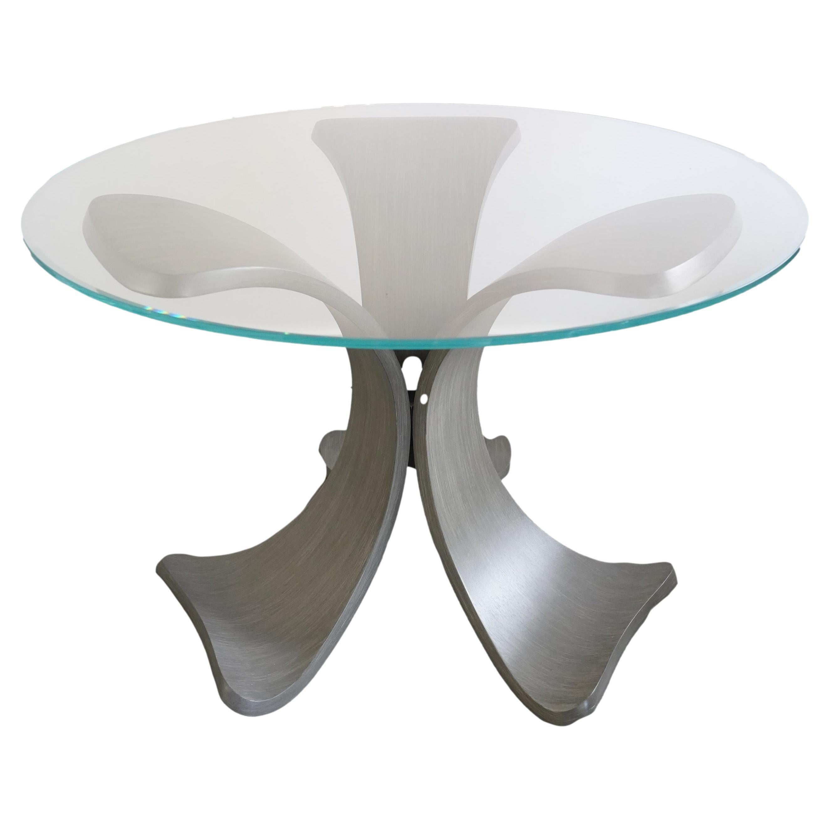 Table de salle à manger en verre avec base à trois pétales en chêne orchidée gris tourterelle en vente