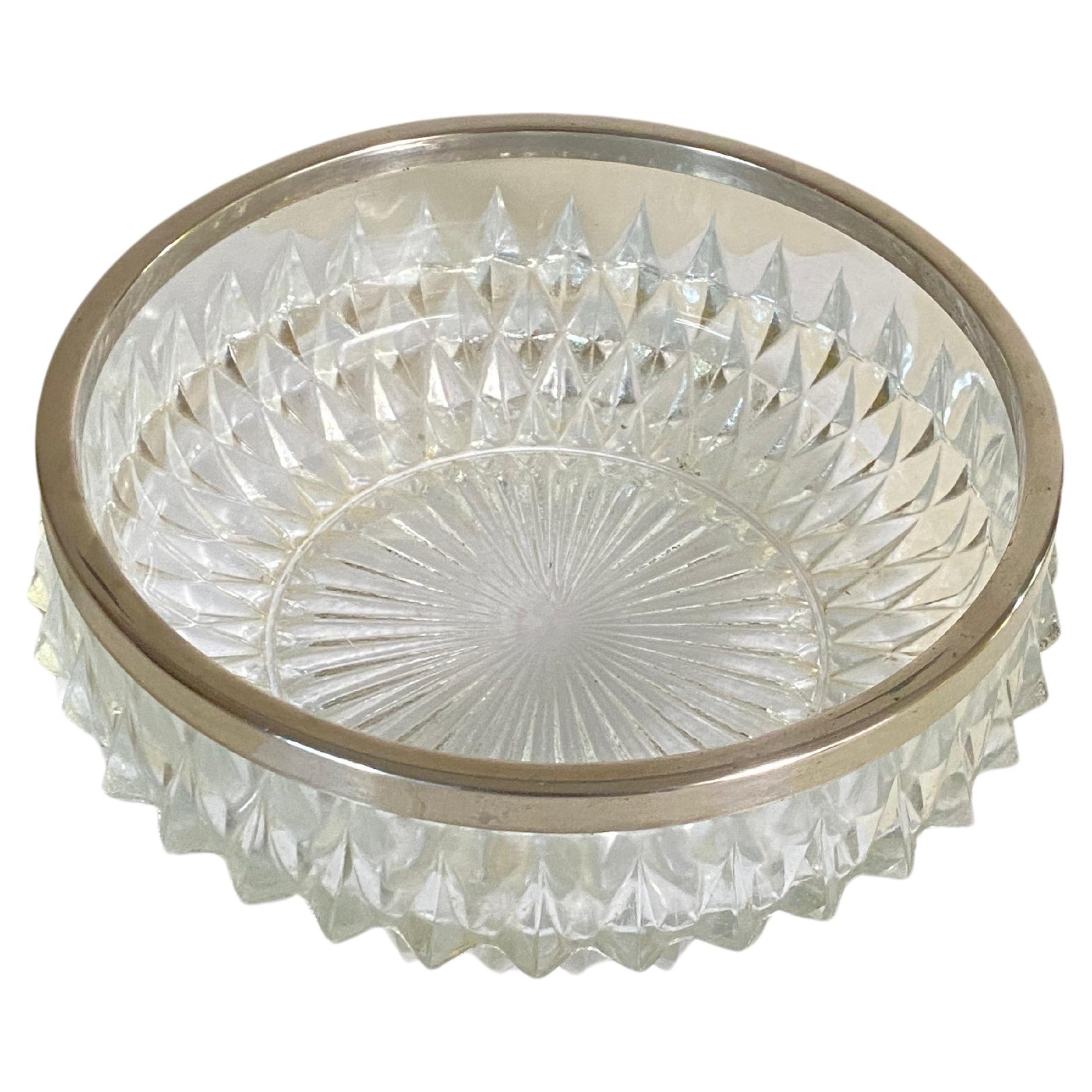 French Art Deco glass and Metal decorative dish with glass Rond Pattern, in very good overall condition. It has been made in France cDuring the 20th Century.
Transparent Color.