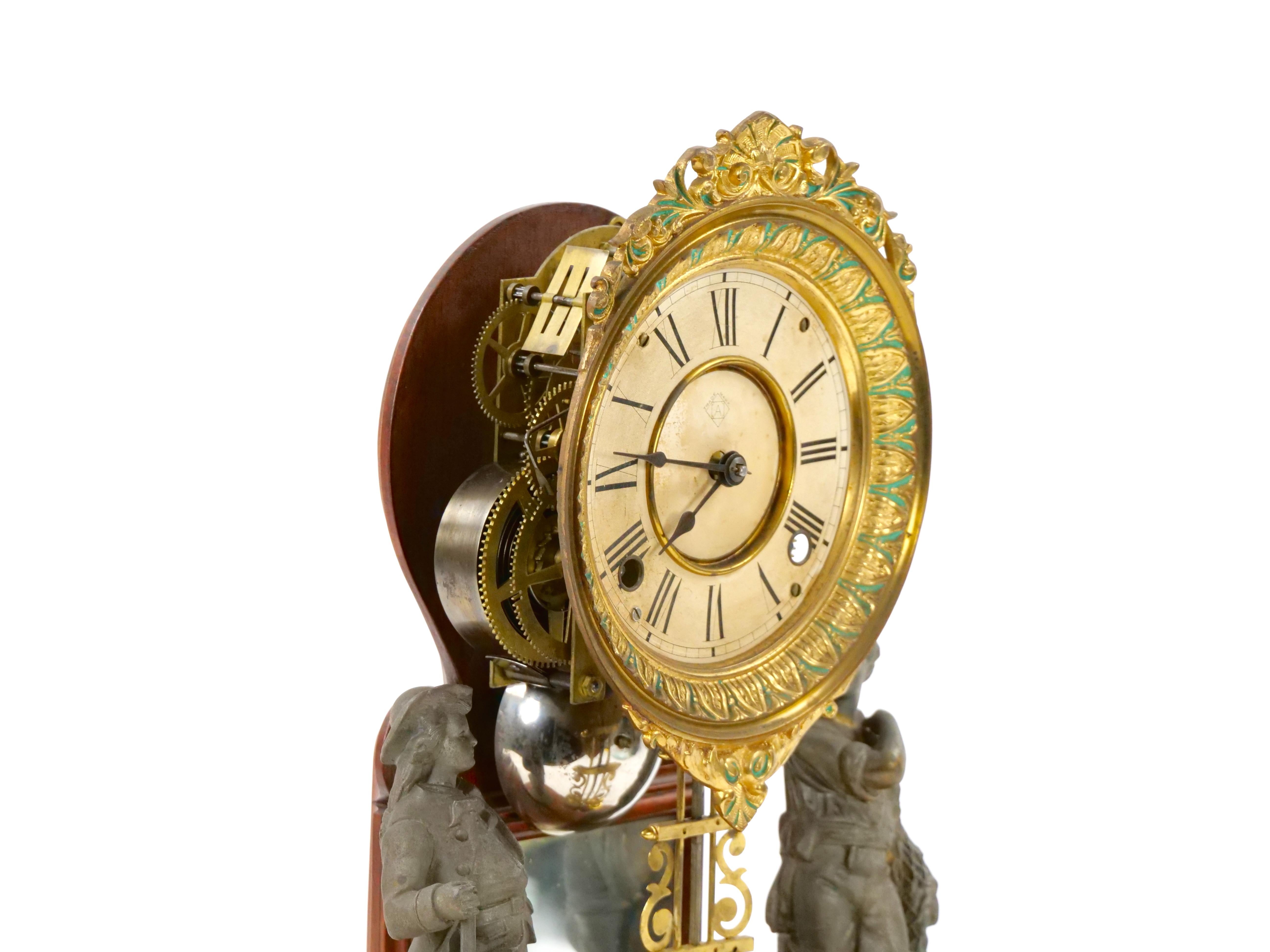 XIXe siècle Horloge de cheminée à dôme en verre Base en bronze / Wood Face en porcelaine en vente