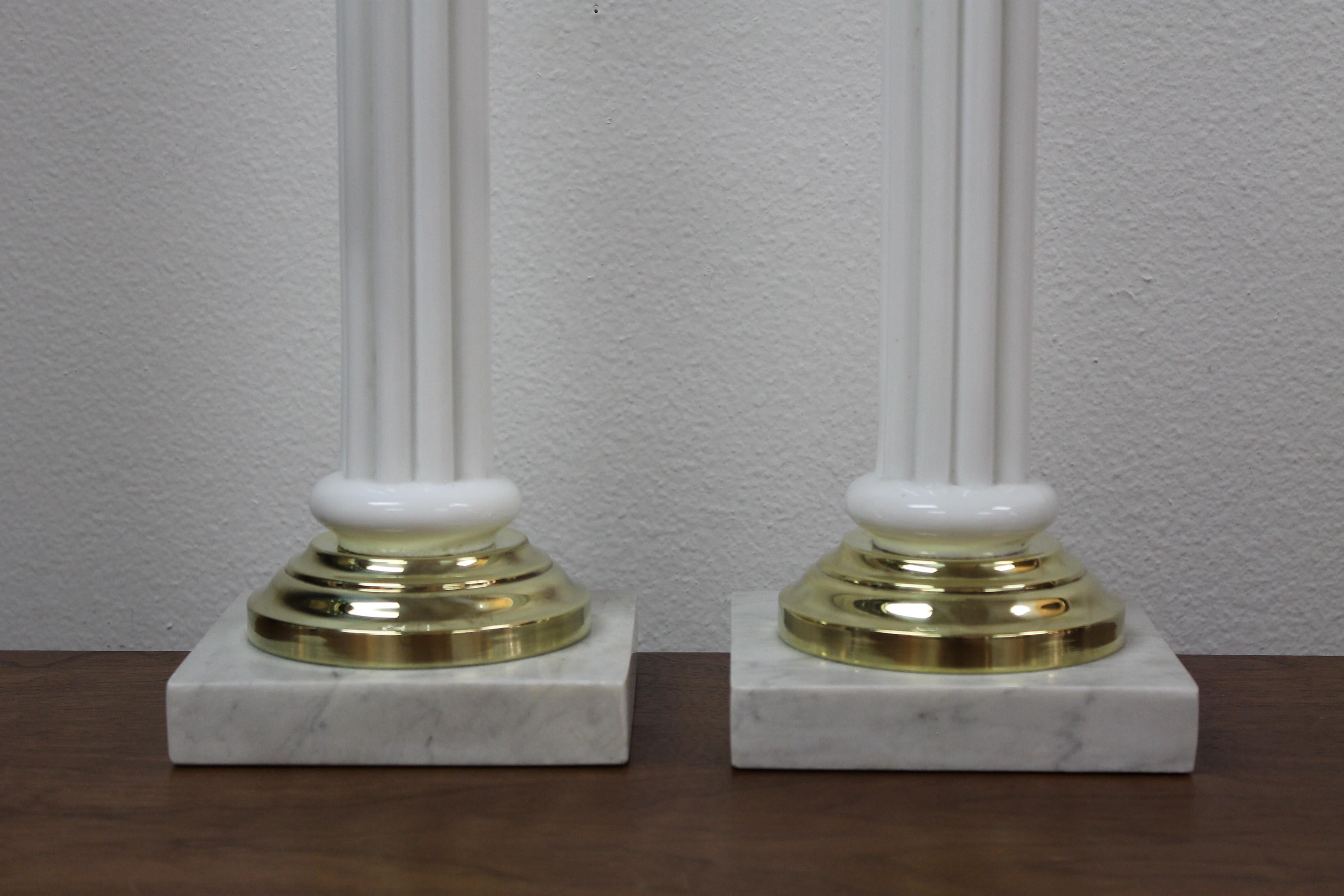 Ottone Lampade a colonna Impero in vetro con base in marmo in vendita