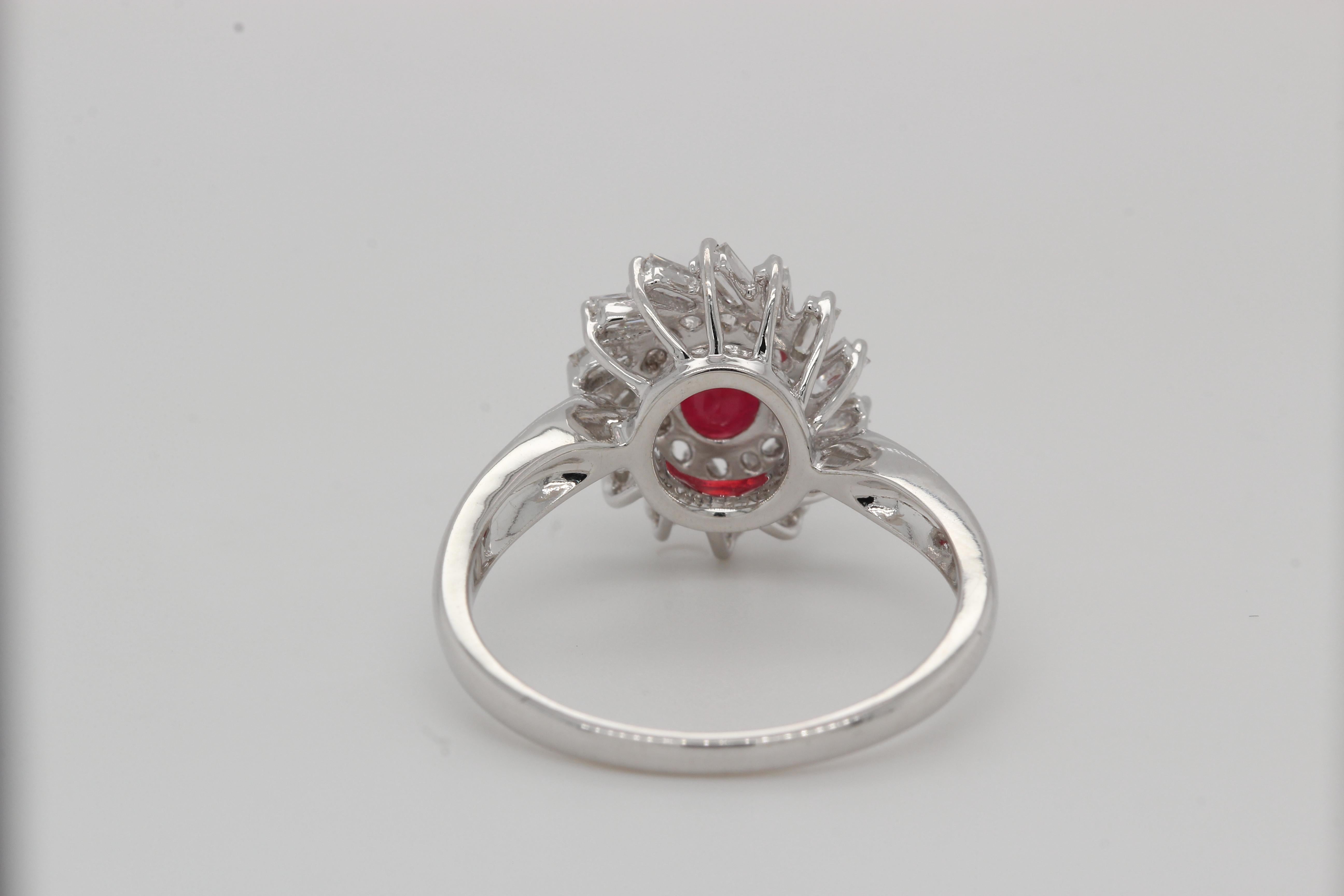 Anello con rubini e diamanti riempiti di vetro in oro 18 carati in vendita 2