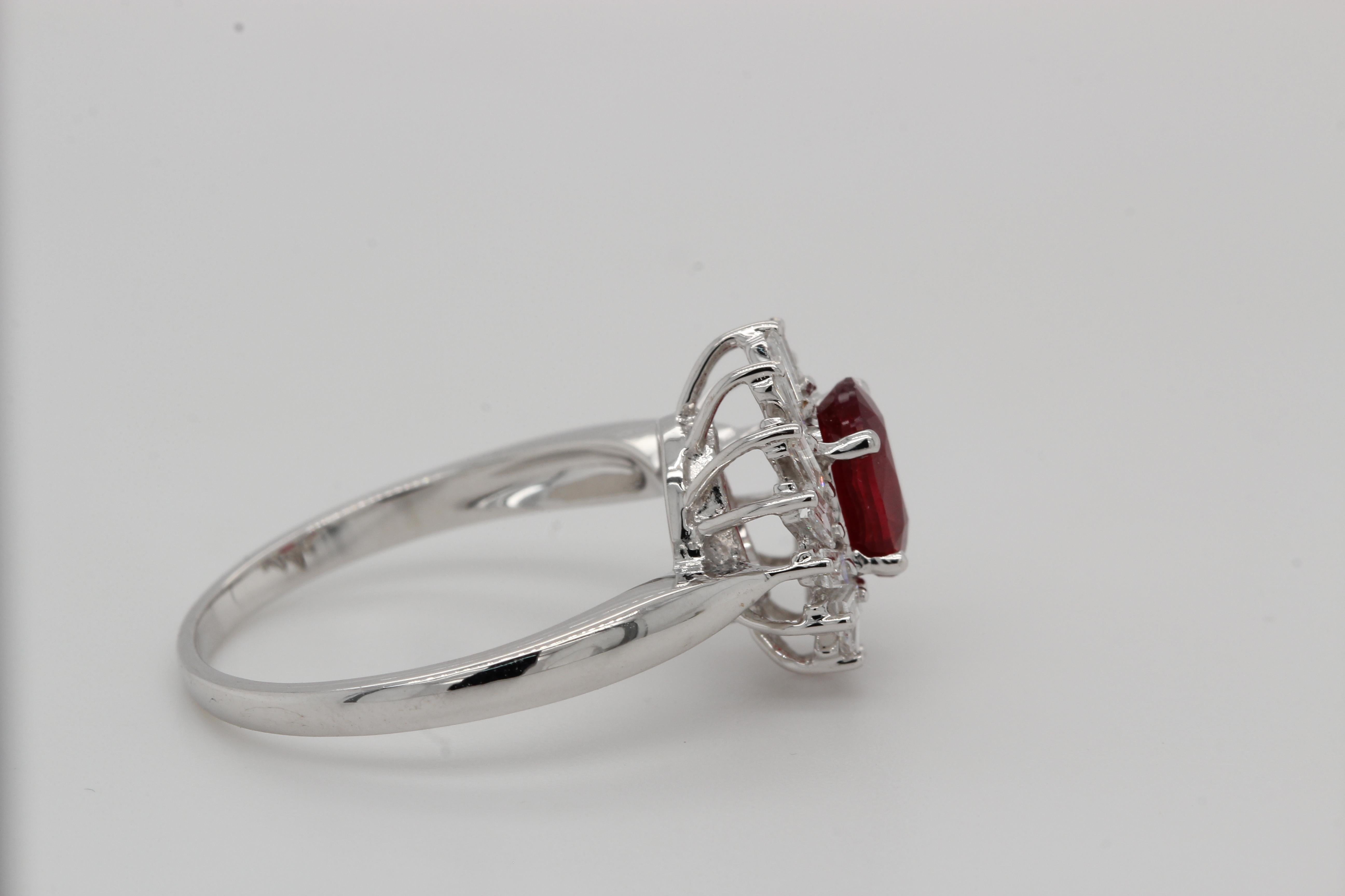 Anello con rubini e diamanti riempiti di vetro in oro 18 carati In condizioni Nuovo in vendita a Bangkok, 10