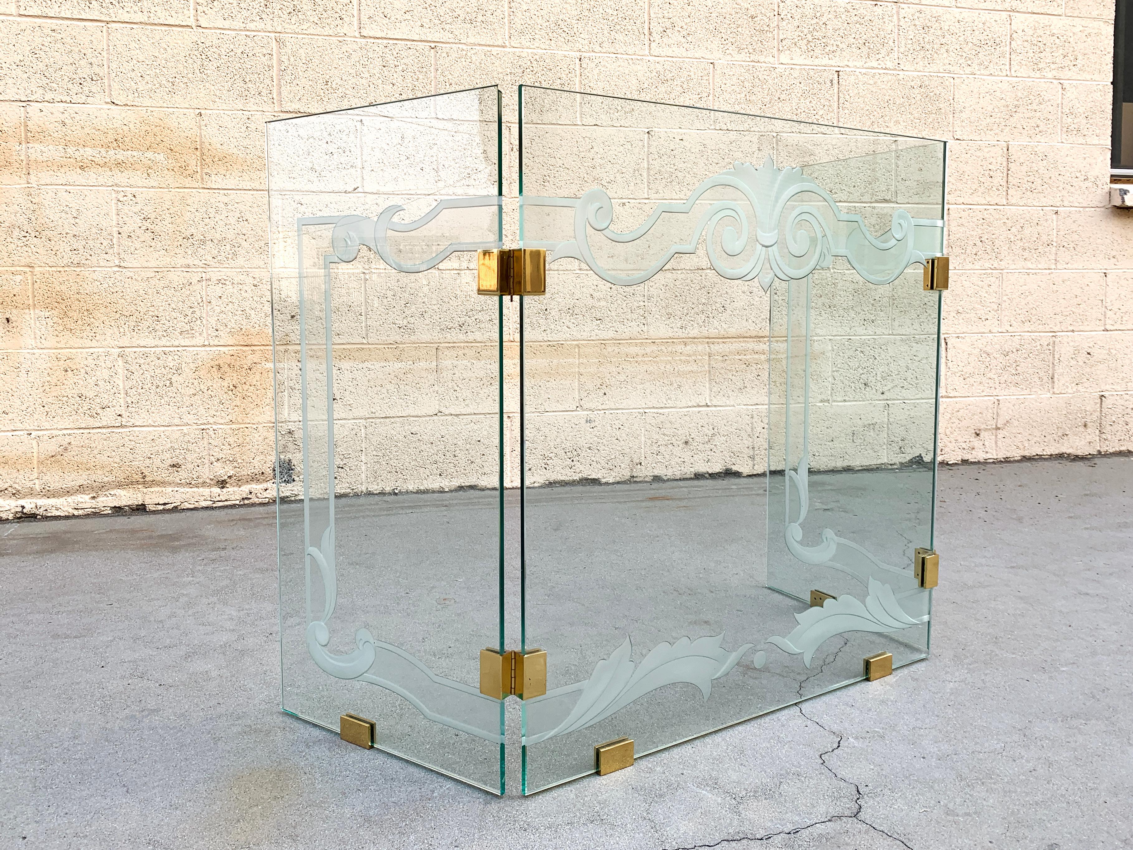 Rare 1980s modern glass fireplace screen with brass hinges by Danny Alessandro. This tri-fold screen features custom glass etching in a ribbon design. Truly one-of-a-kind. Excellent condition. 

Dimensions: 48