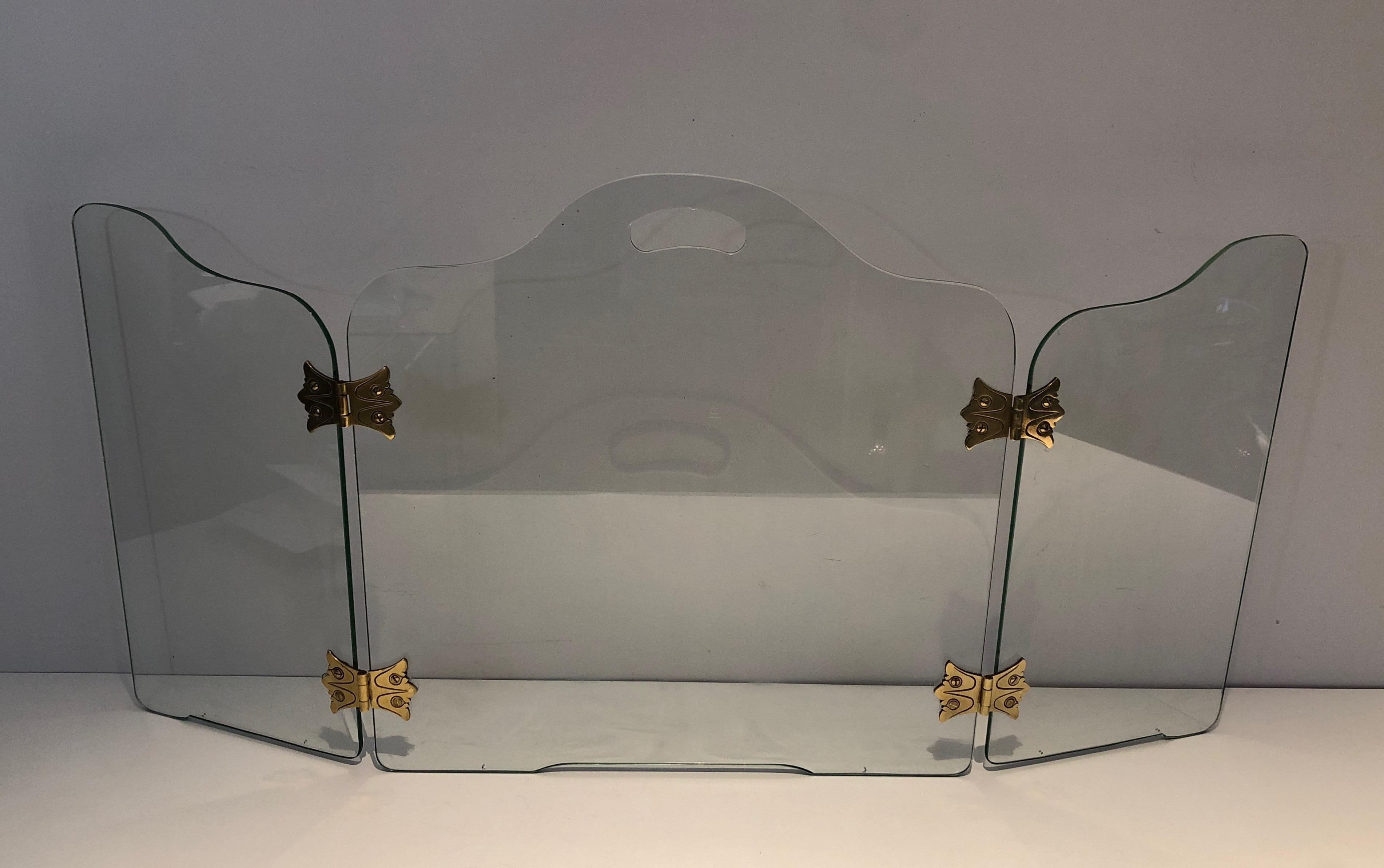 Dieser sehr schöne Kaminschirm besteht aus 3 gehärteten Glasscheiben mit Bronzescharnieren. Dies ist ein französisches Werk. CIRCA 1970
