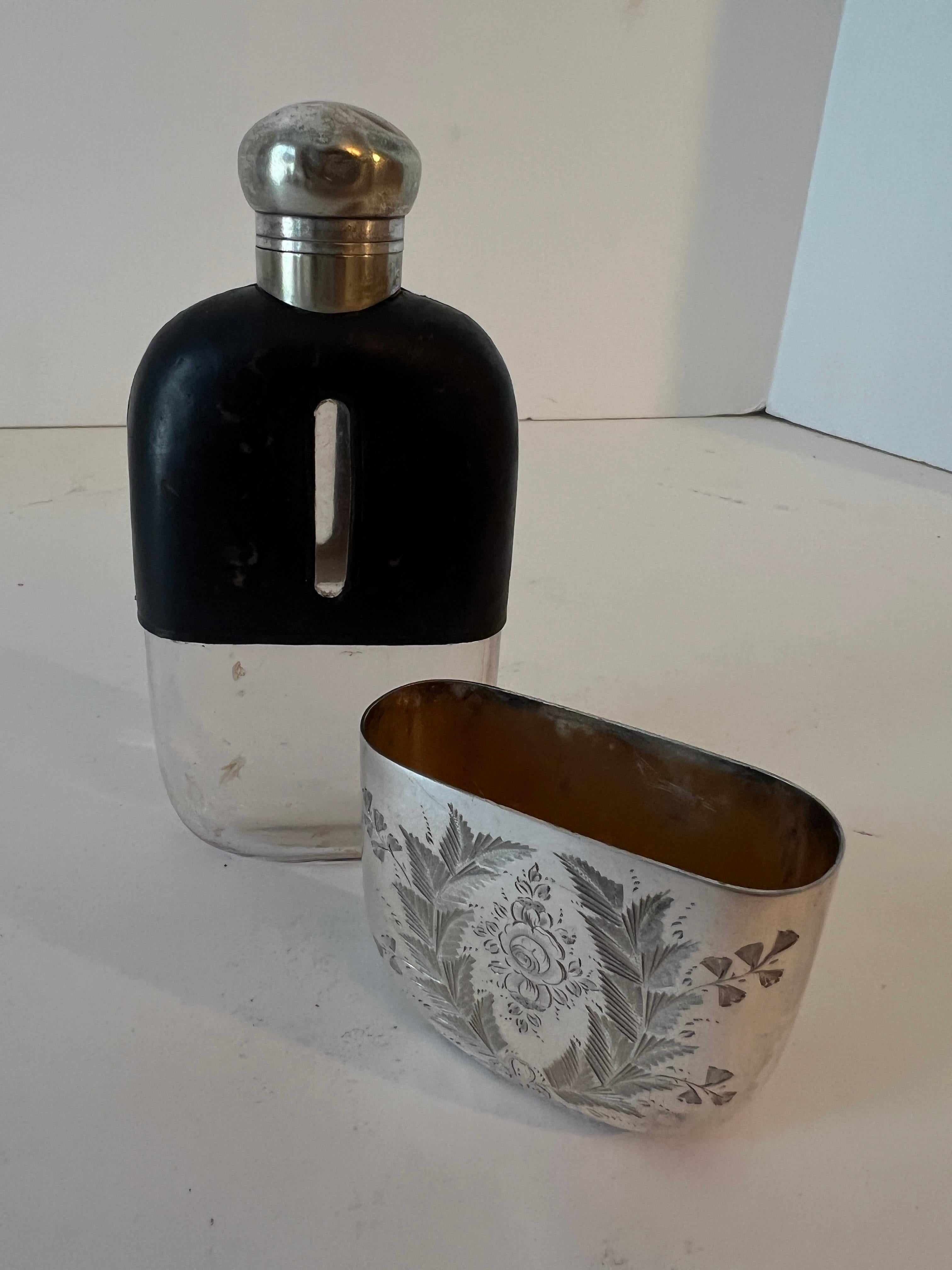 Glasflask aus Glas mit geätztem, versilbertem Sockel und Lederplatte im Angebot 3