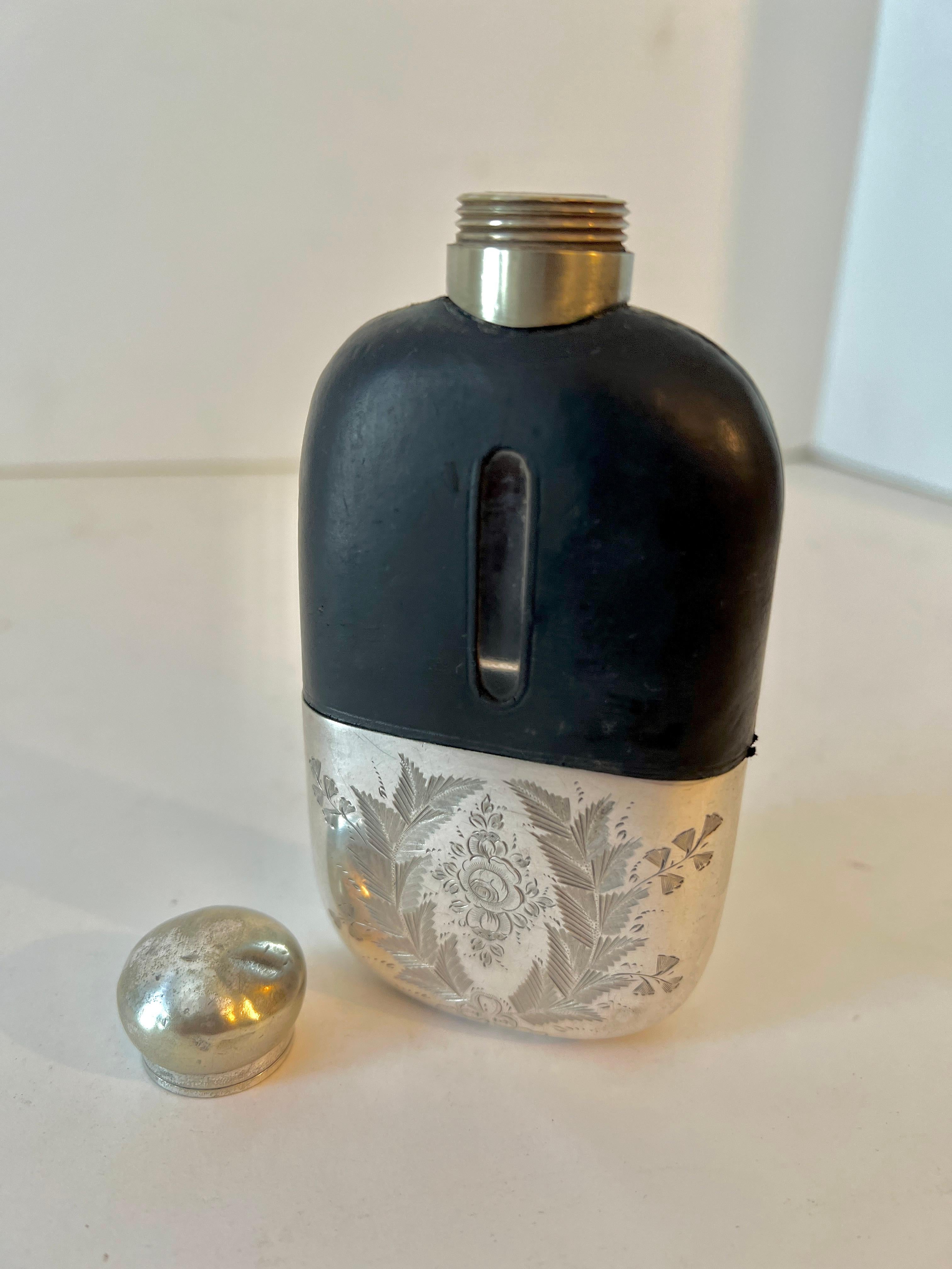Flacon de verre gravé en métal argenté et plateau en cuir  en vente 1