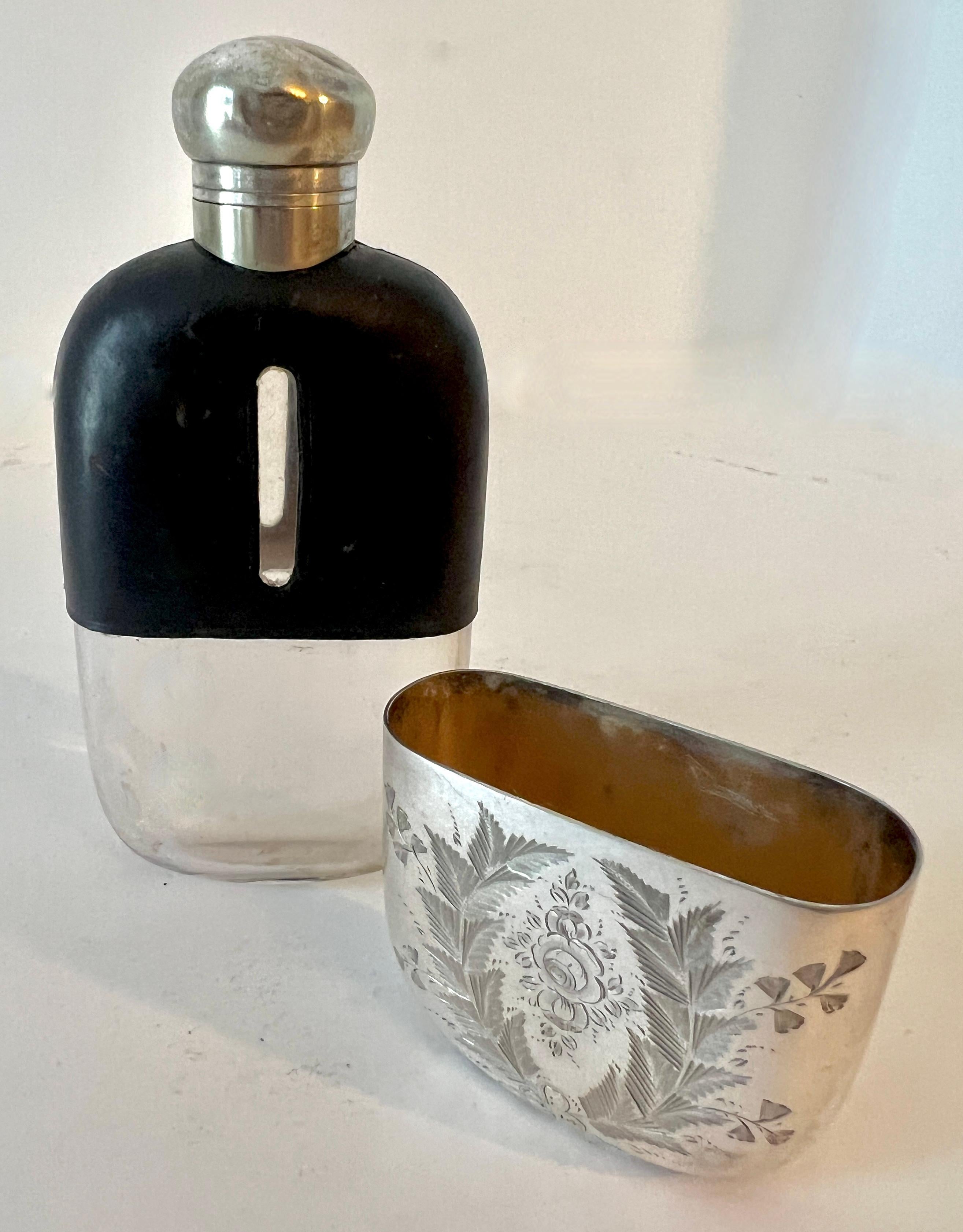 Glasflask aus Glas mit geätztem, versilbertem Sockel und Lederplatte im Angebot 2