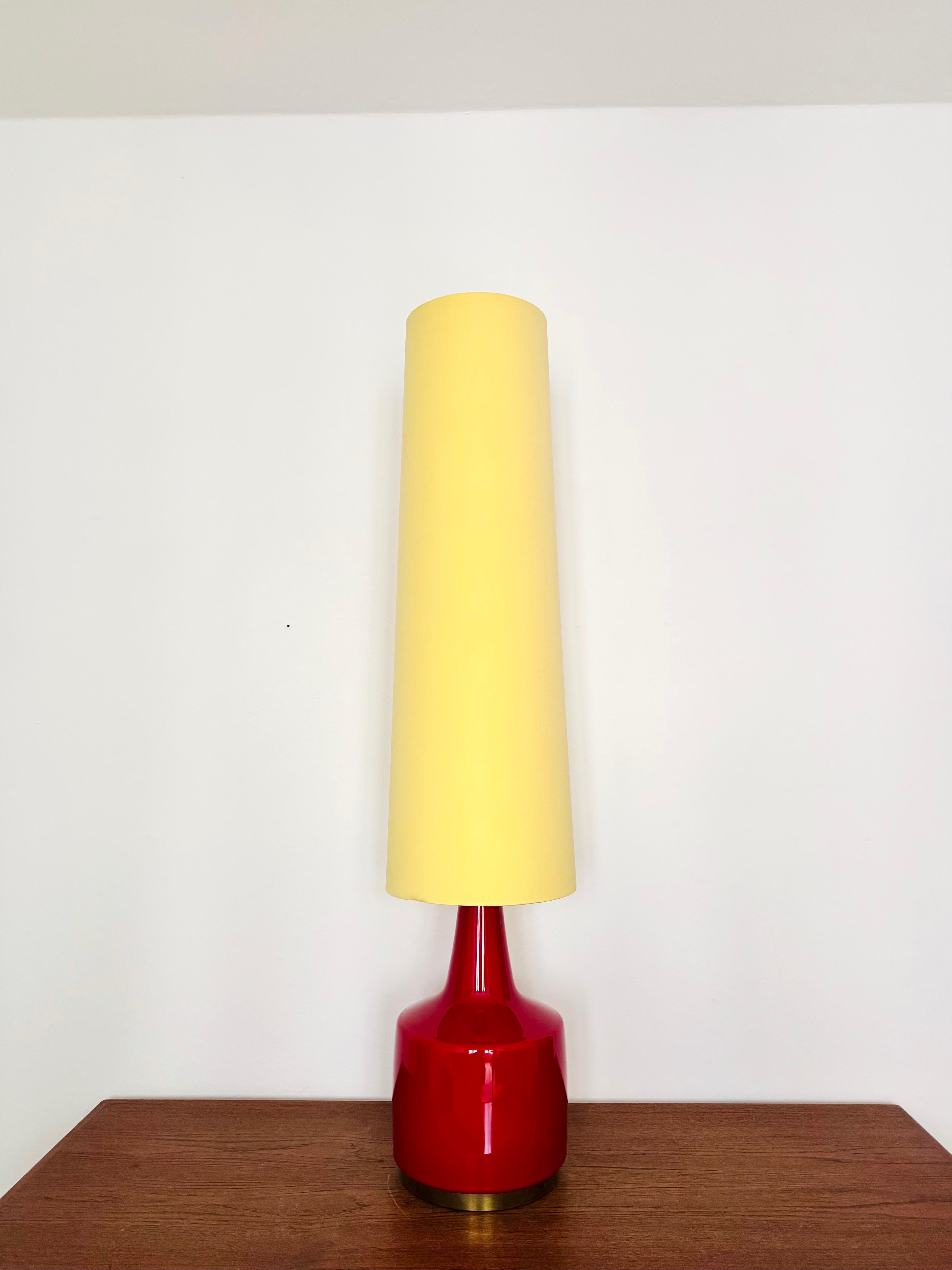 Un très beau lampadaire en verre de haute qualité des années 1960.
La lampe est très élégante et constitue un objet de design vraiment spécial.
Le verre rouge brille particulièrement bien.
Il crée une lumière agréable.

Fabricant : Doria

Condit