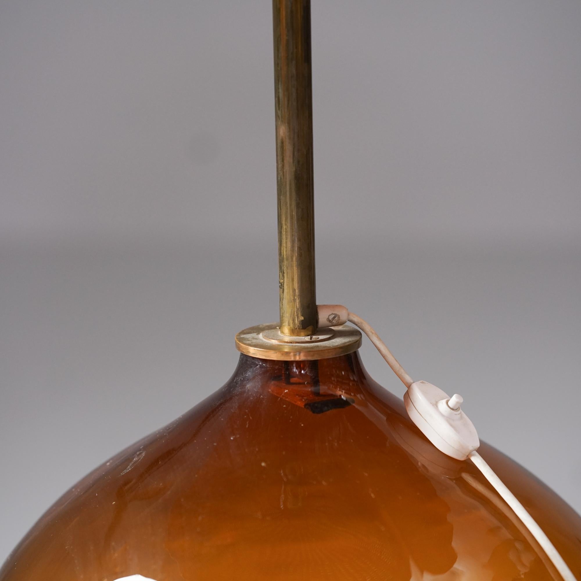 Lámpara de pie de cristal con pantalla de ratán, Finlandia, años 40 en Bueno estado para la venta en Helsinki, Uusimaa
