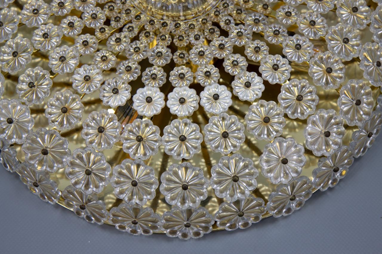 Plafoniera in ottone e fiori di vetro di Emil Stejnar per H. Richter del 1950 in vendita 3