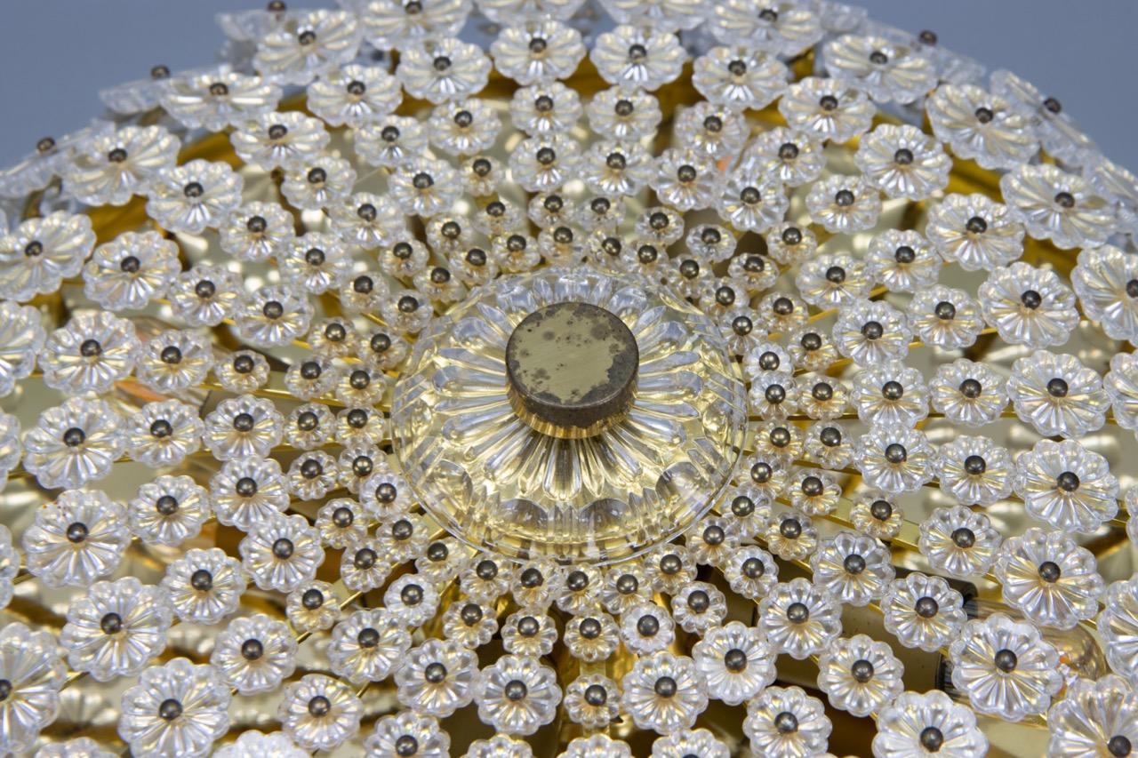 Plafoniera in ottone e fiori di vetro di Emil Stejnar per H. Richter del 1950 in vendita 4