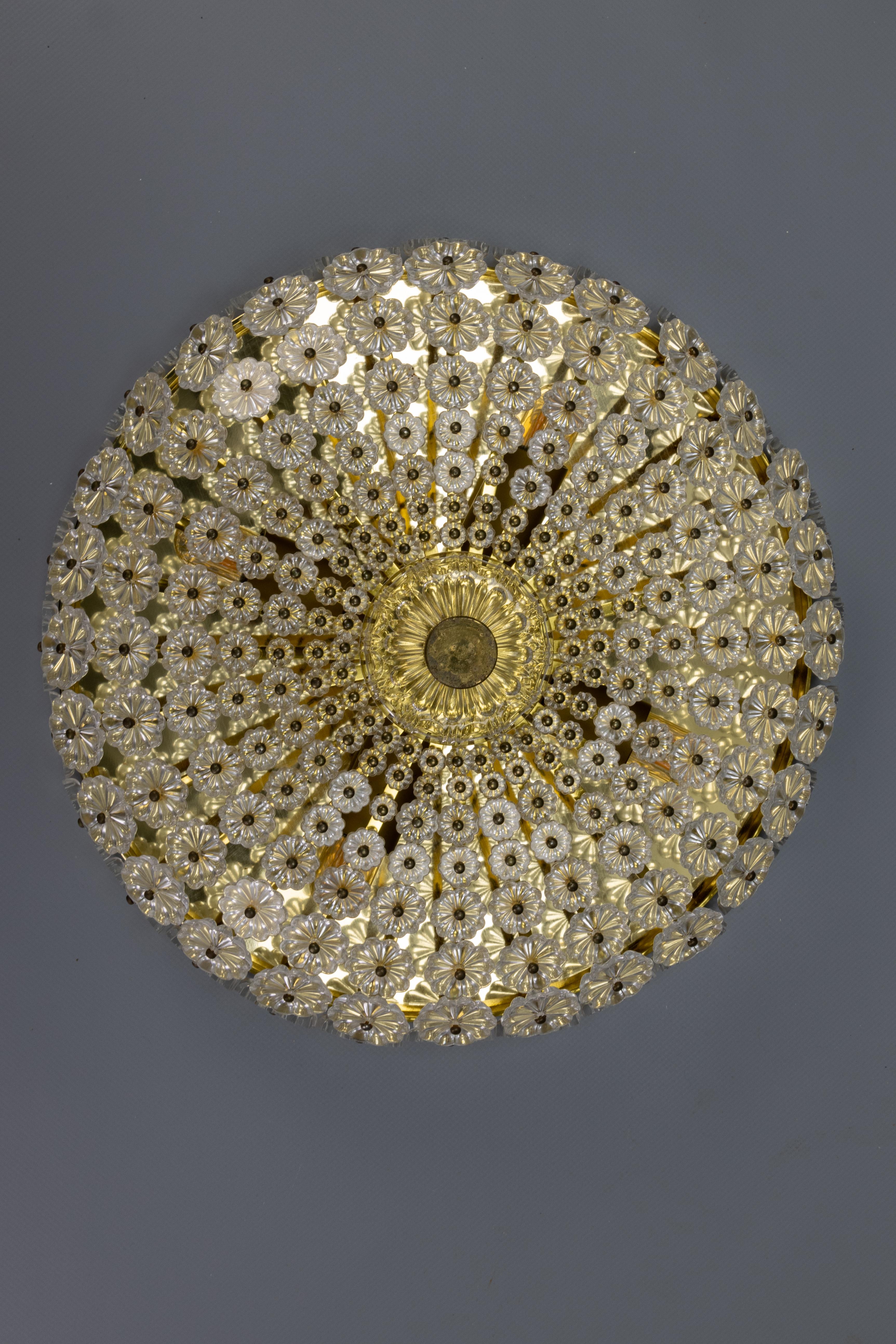Plafoniera in ottone e fiori di vetro di Emil Stejnar per H. Richter del 1950 in vendita 5