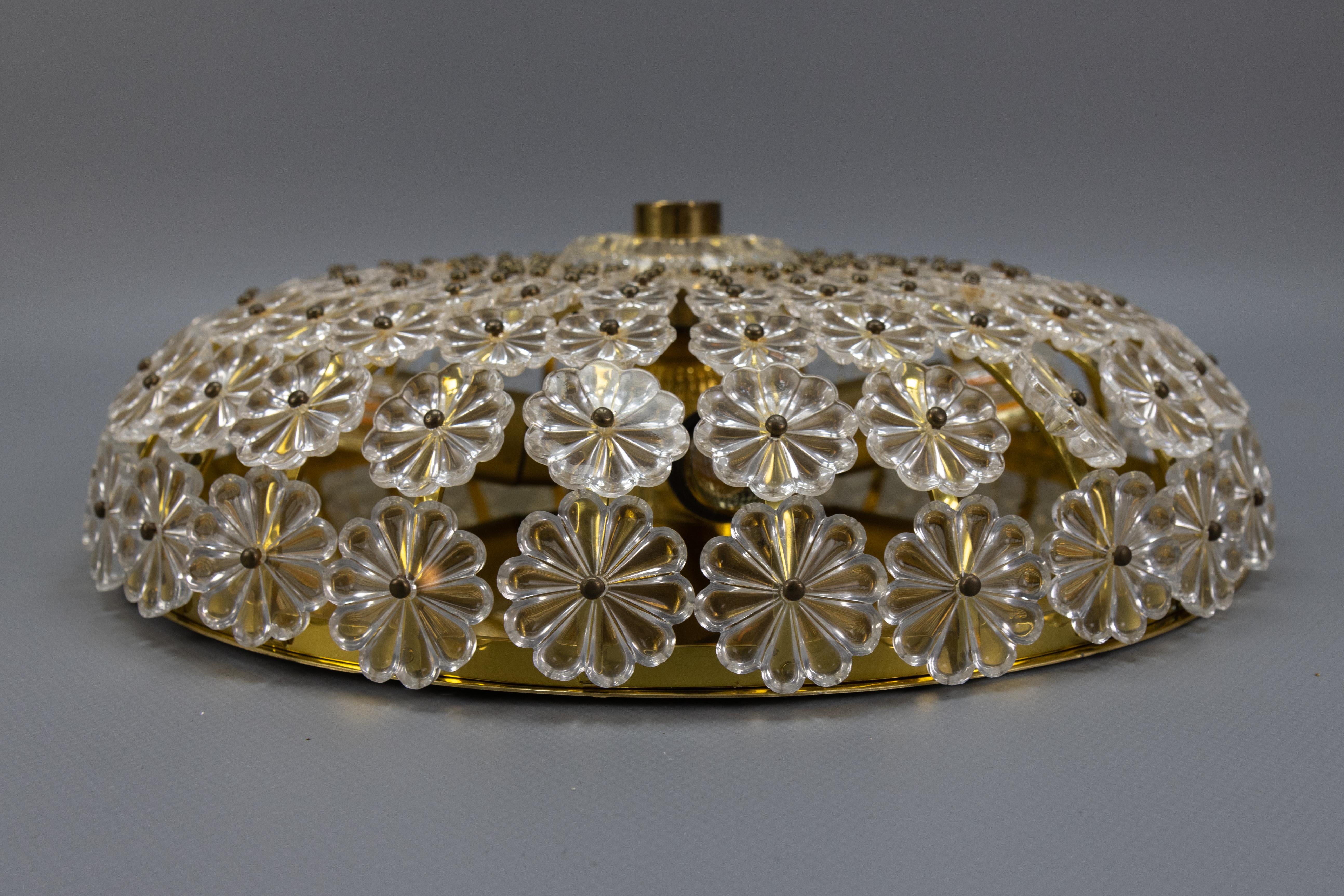 Plafoniera in ottone e fiori di vetro di Emil Stejnar per H. Richter del 1950 in vendita 7