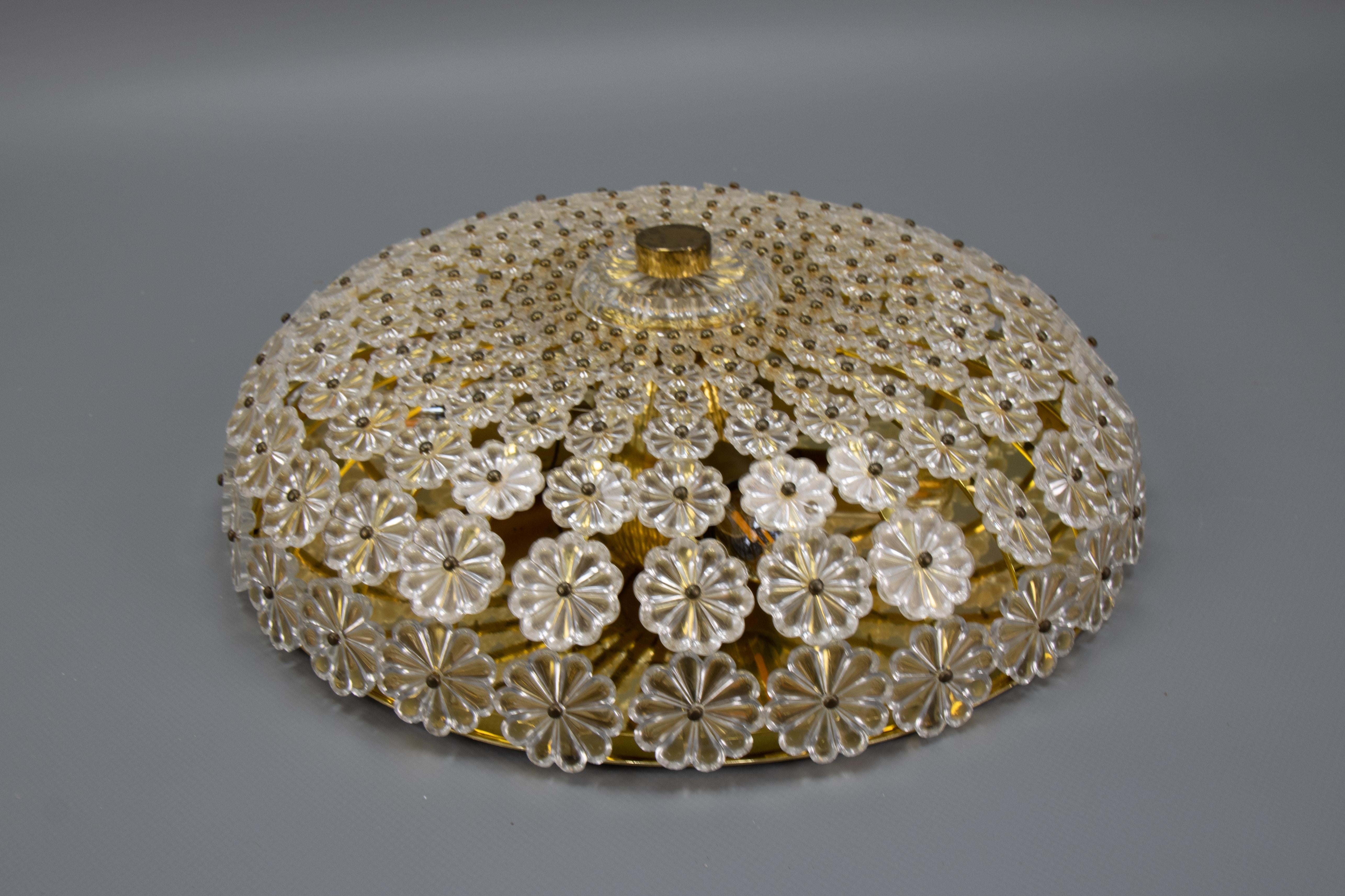 Plafoniera in ottone e fiori di vetro di Emil Stejnar per H. Richter del 1950 in vendita 8